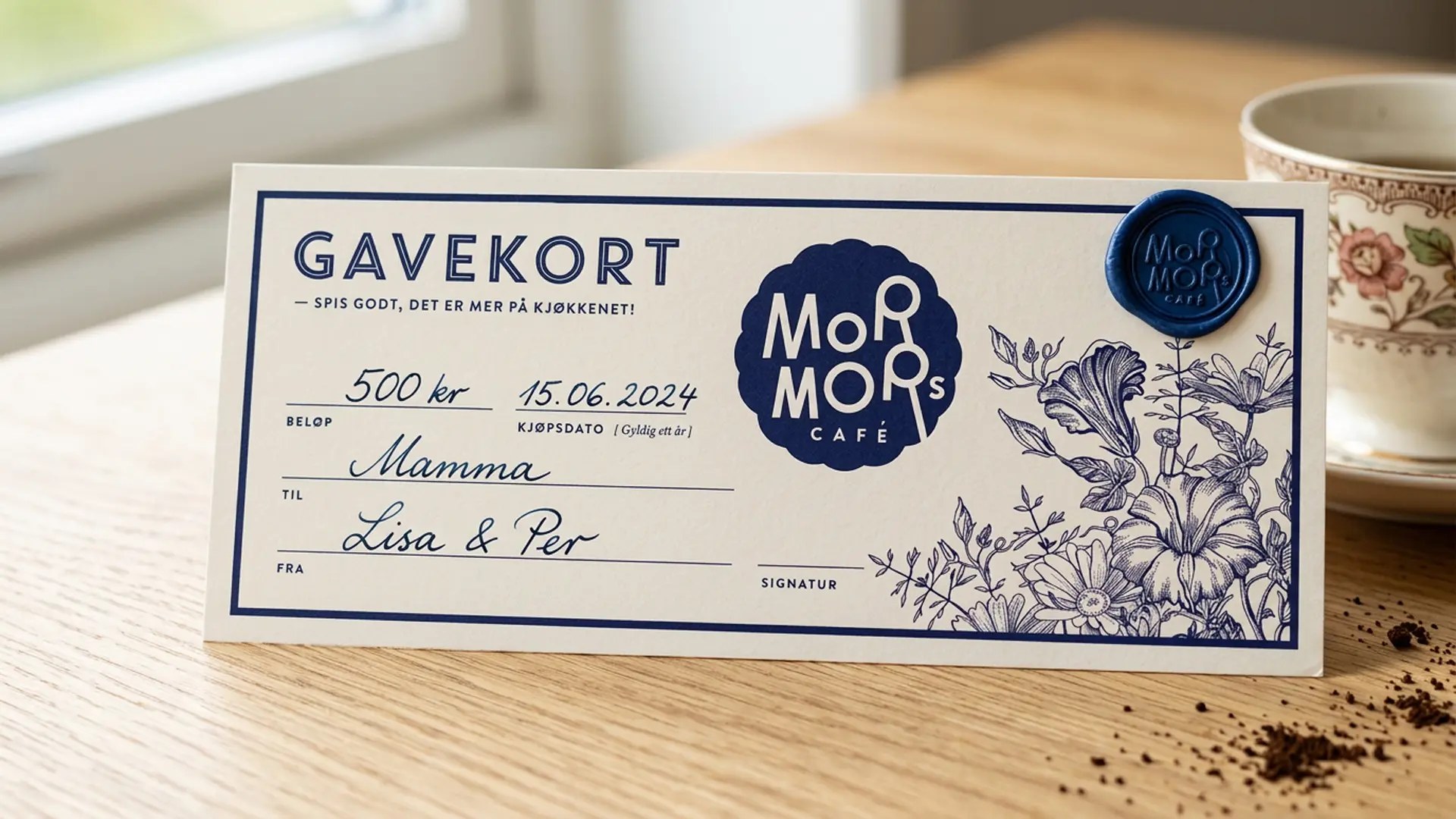 Et gavekort fra «Mormors kafé» til Mamma, fylt ut med dato og beløp, dekorert med blomsterillustrasjoner og et blått vokssegl.