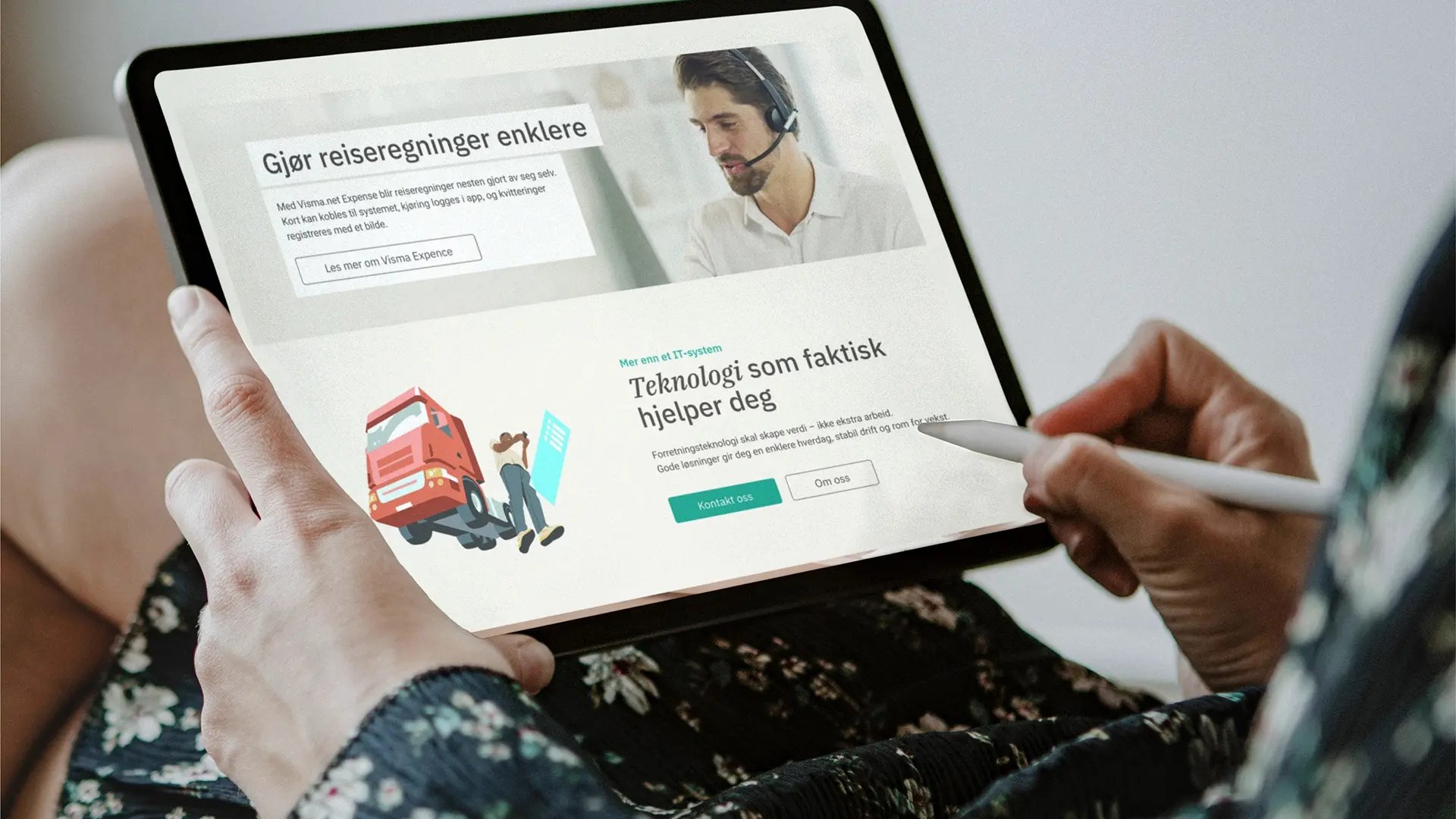 En person som scroller på Abacus sin nettside.