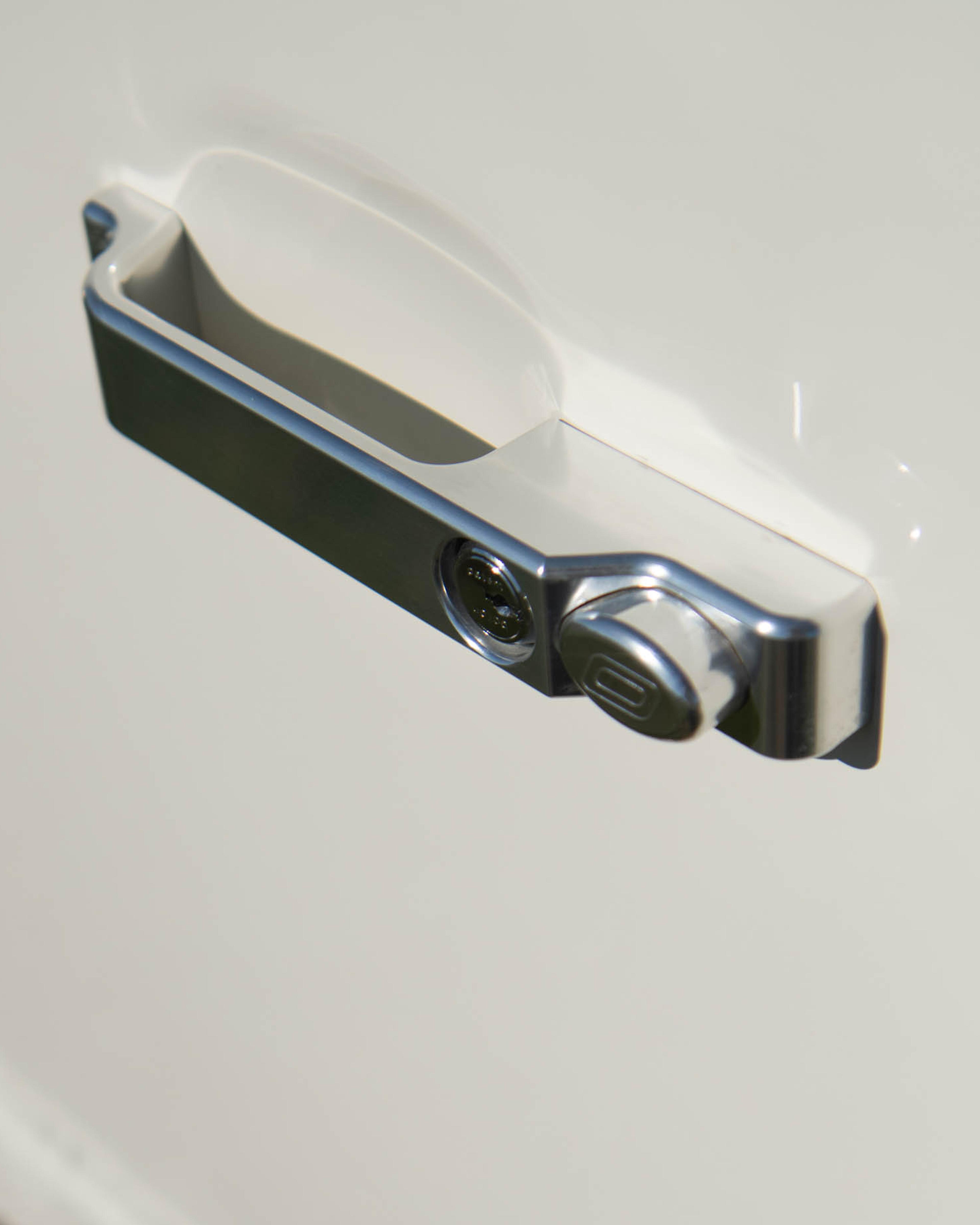 Handles manufactured in the United Kingdom.