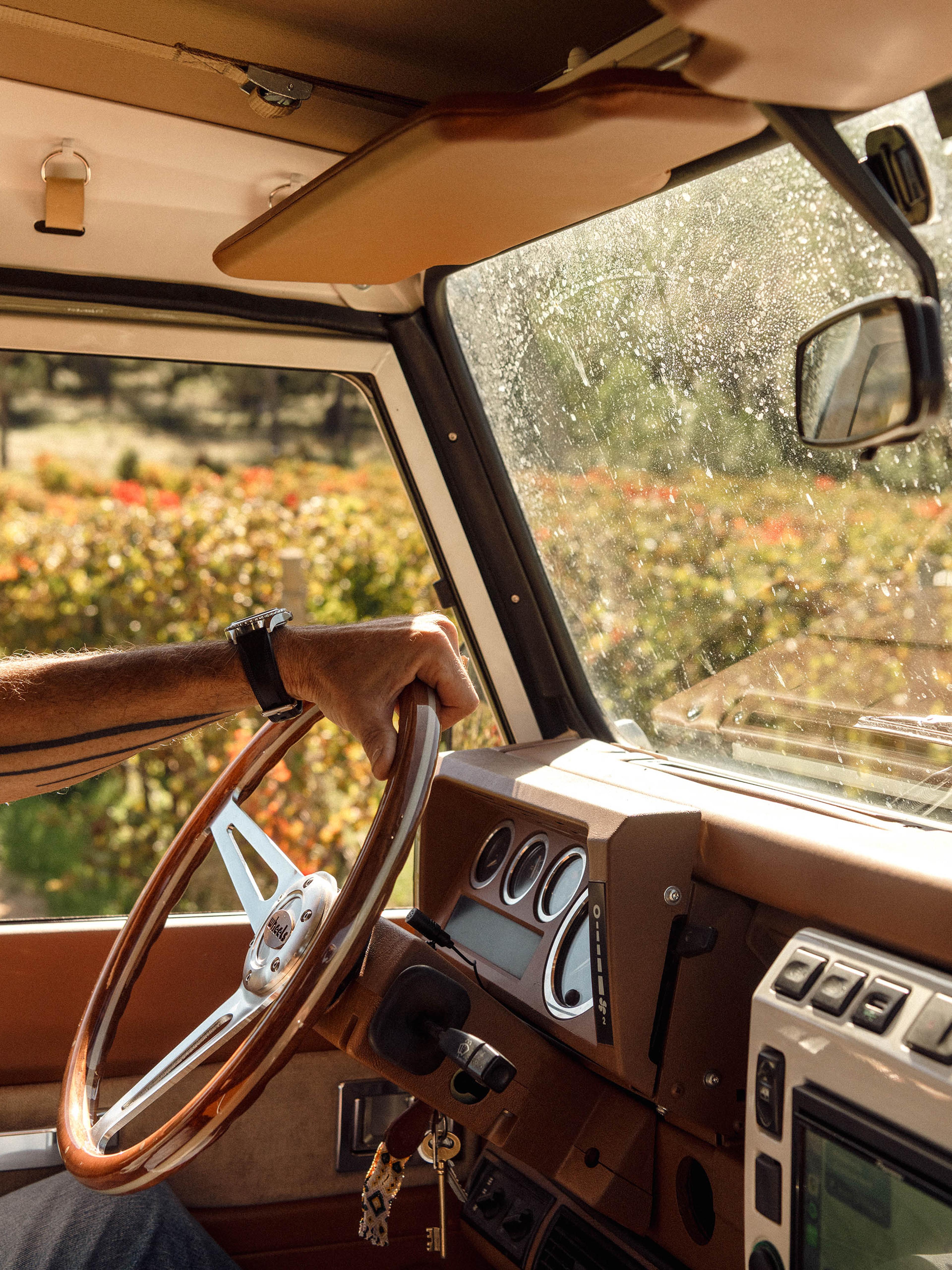 Available daily or weekly, the vehicle comes with an exclusive kit (leather-lined cooler, canvas bag,flashlight, thermos, "Soundivine" Bluetooth speaker, pétanque set, Wheels caps, road book andplaylists via QR code).