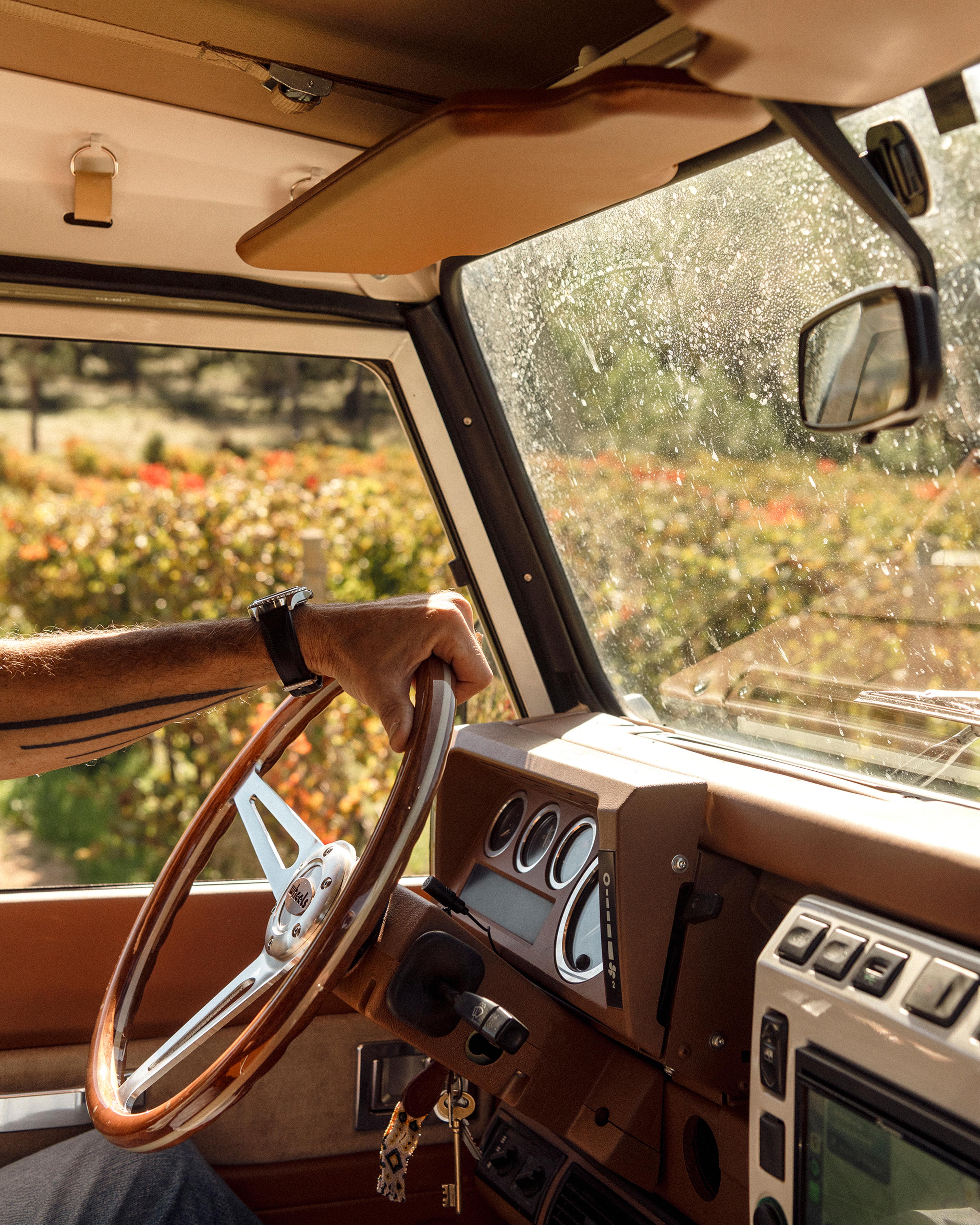 For weekly rentals, the vehicle comes with an exclusive pack (leather-covered cooler, canvas bag, flashlight, thermos, “Soundivine” Bluetooth speaker, boules set, caps, foutas, key rings, and playlists via QR code).