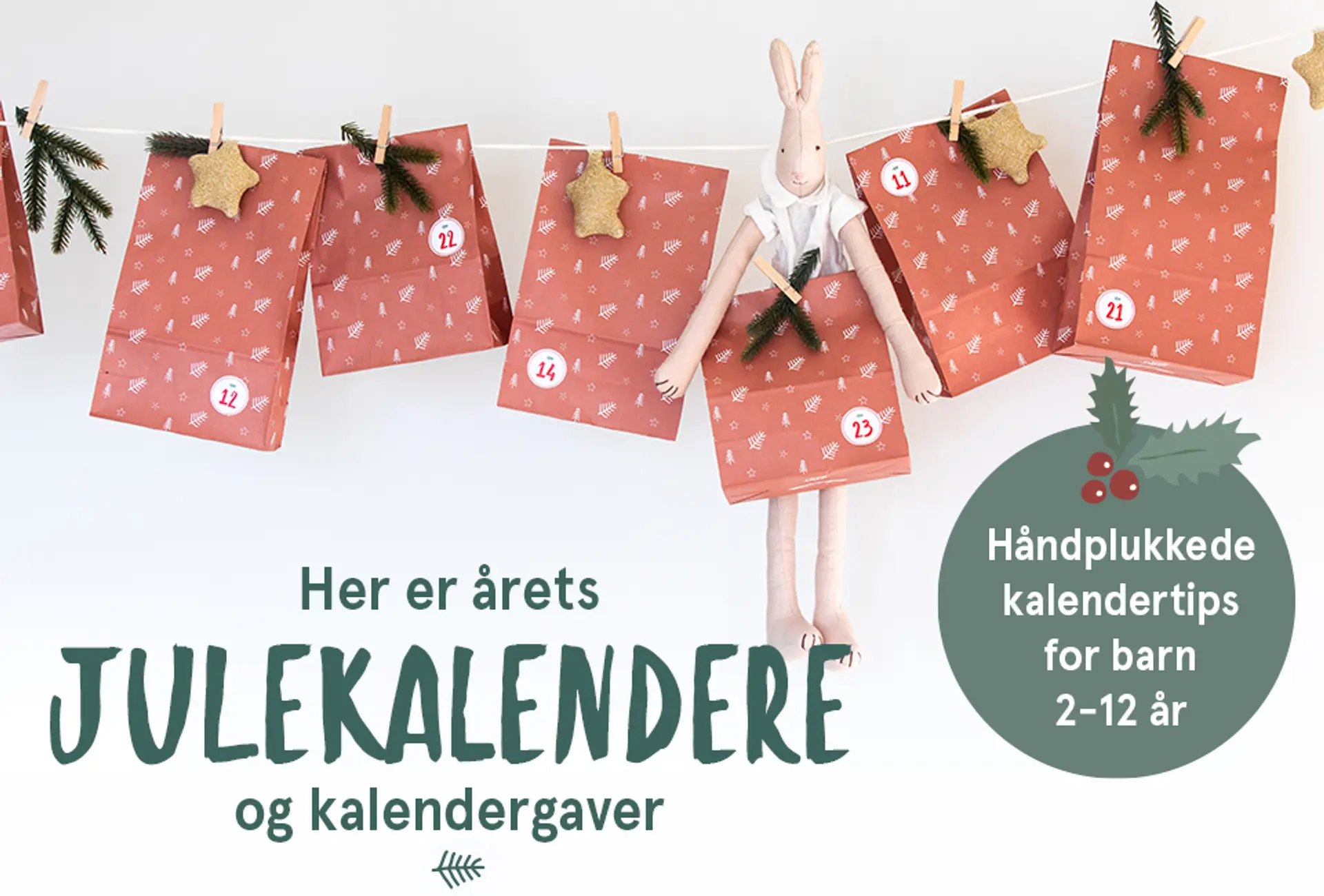 "Her er årets julekalendere og kalendergaver - håndplukkede kalendertips for barn 2-12 år". Rød posekalender fra Sprell hengende på en snor.