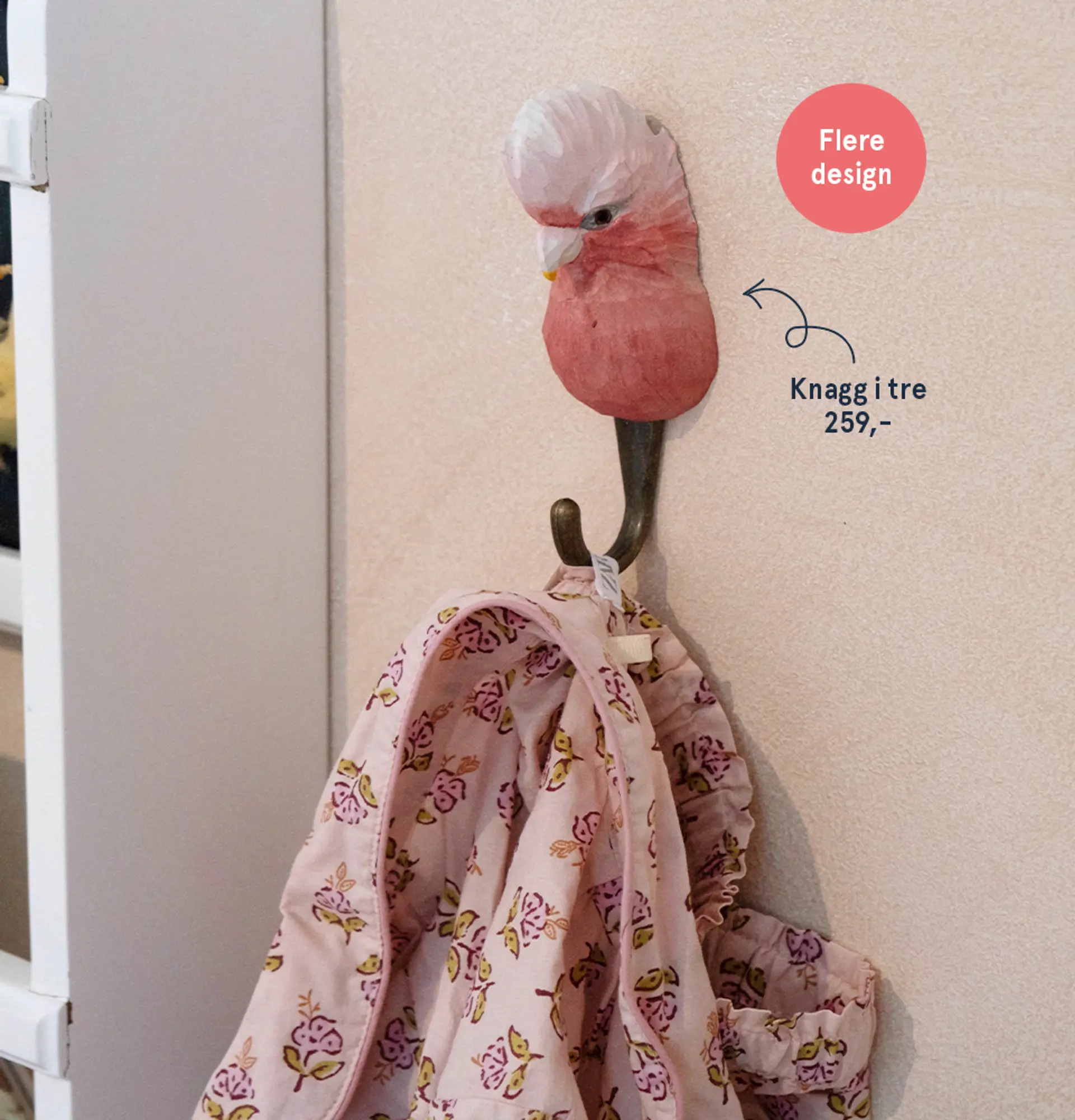 Fotografi av knagg i tre av Rosenkakadu. Finnes i flere design.