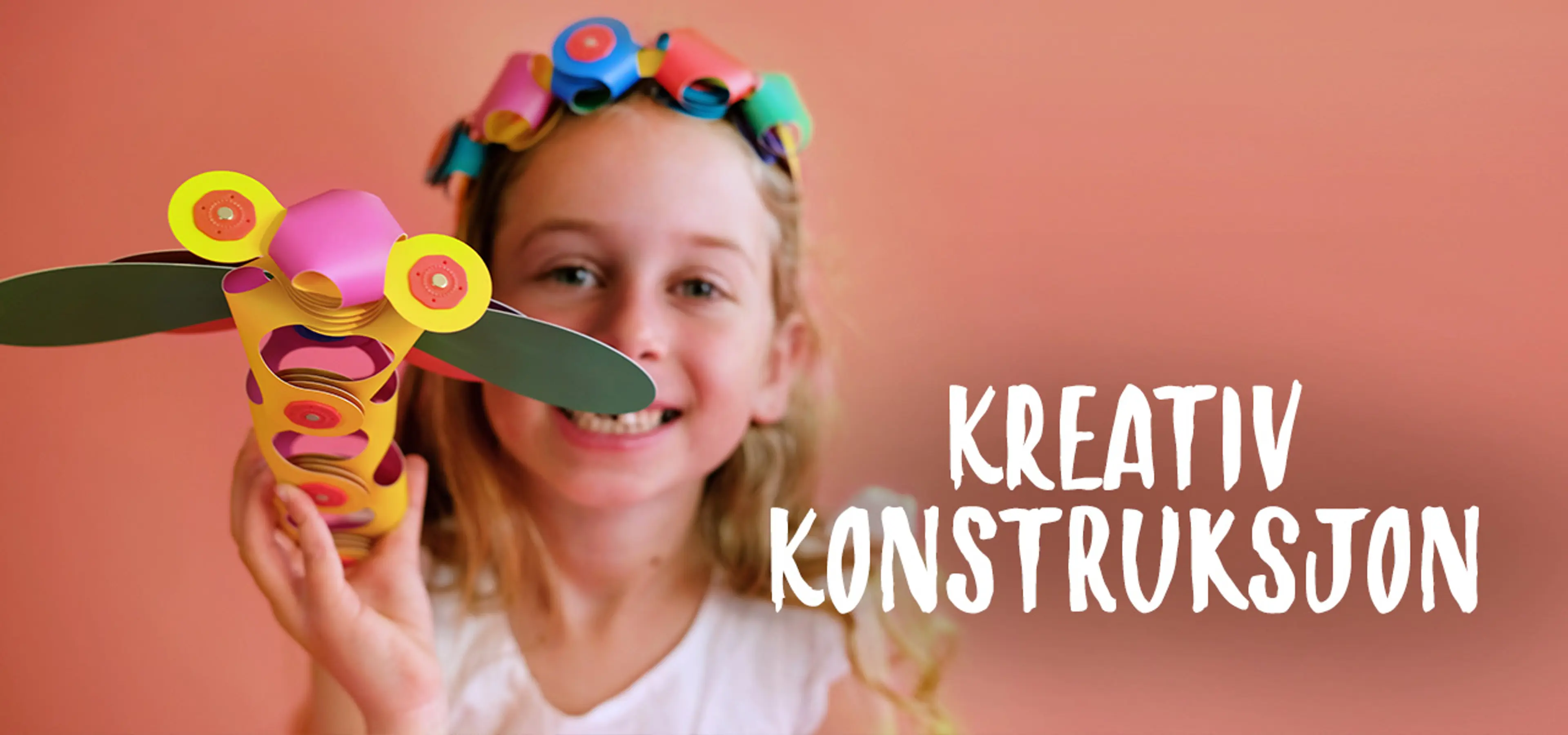 Kreativ konstruksjon. Fotografi av barn som leker med Clixo magnetisk byggesystem.