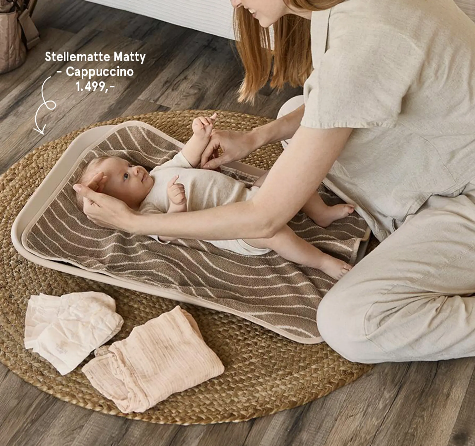 Fotografi av baby liggende inntil mors bryst på en Cozyfix ammepute.