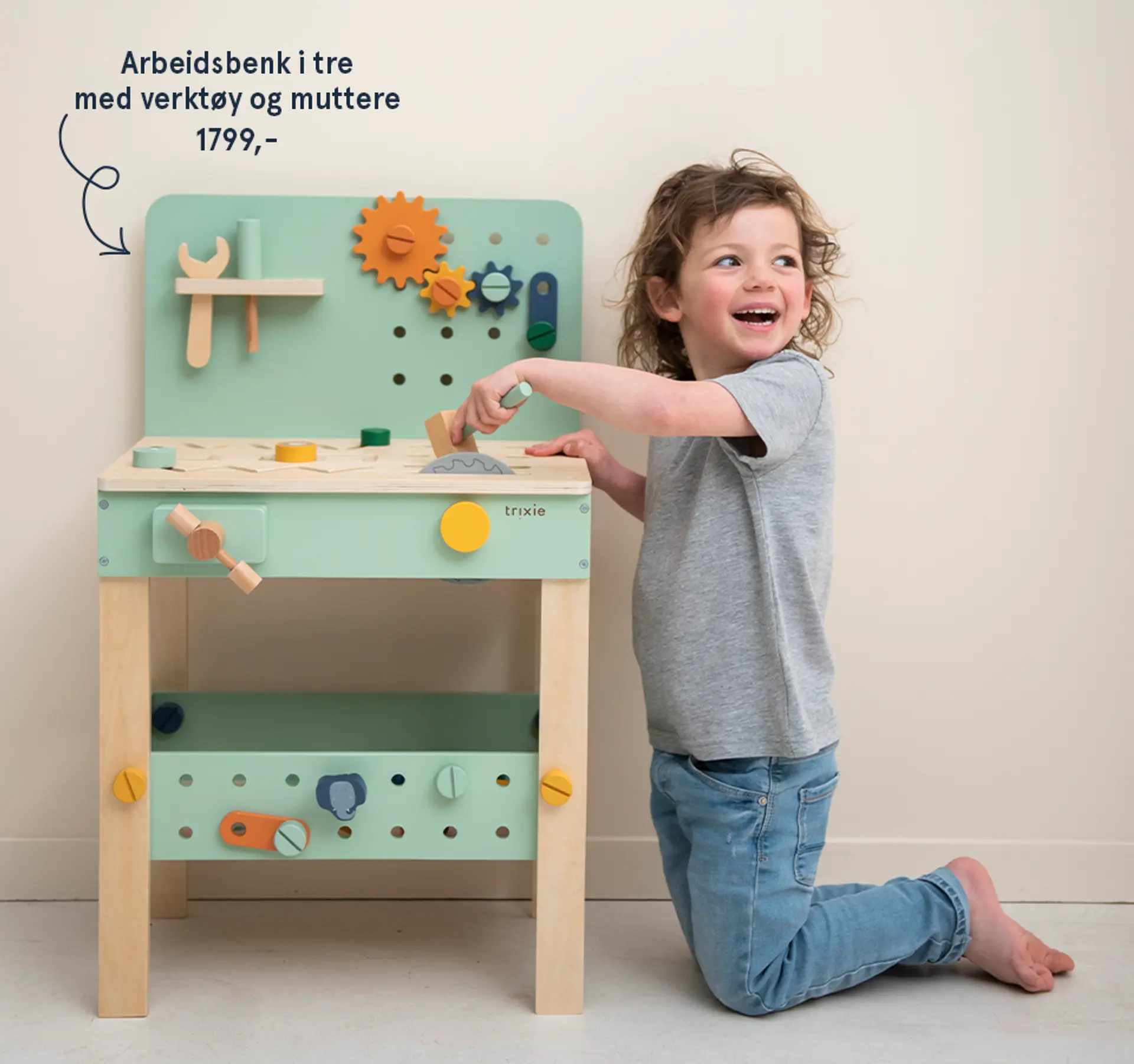 Fotografi av barn som leker med arbeidsbenk i tre med verktøy og muttere.