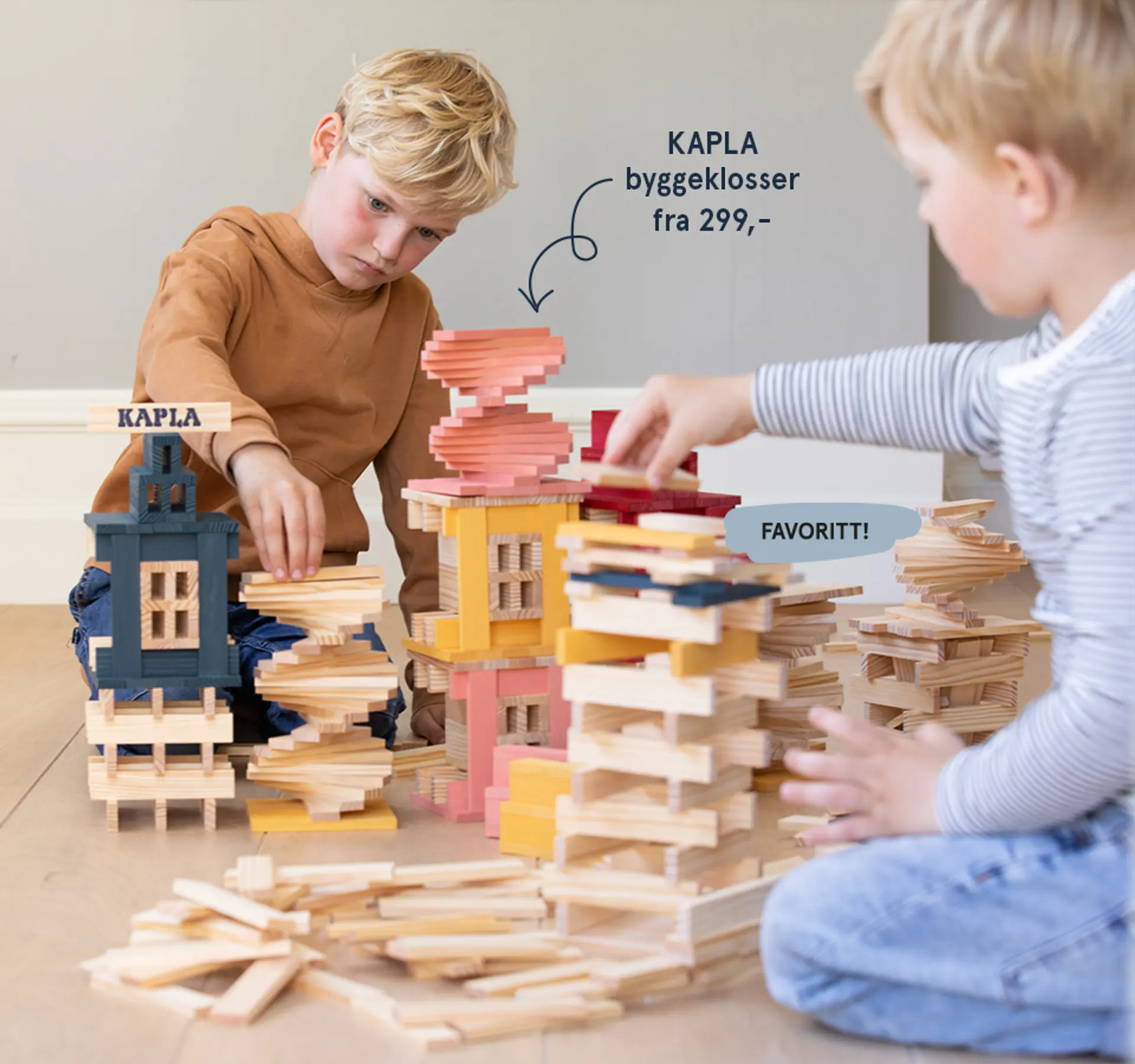 Fotografi av to barn som leker med KAPLA byggeklosser - favoritt!