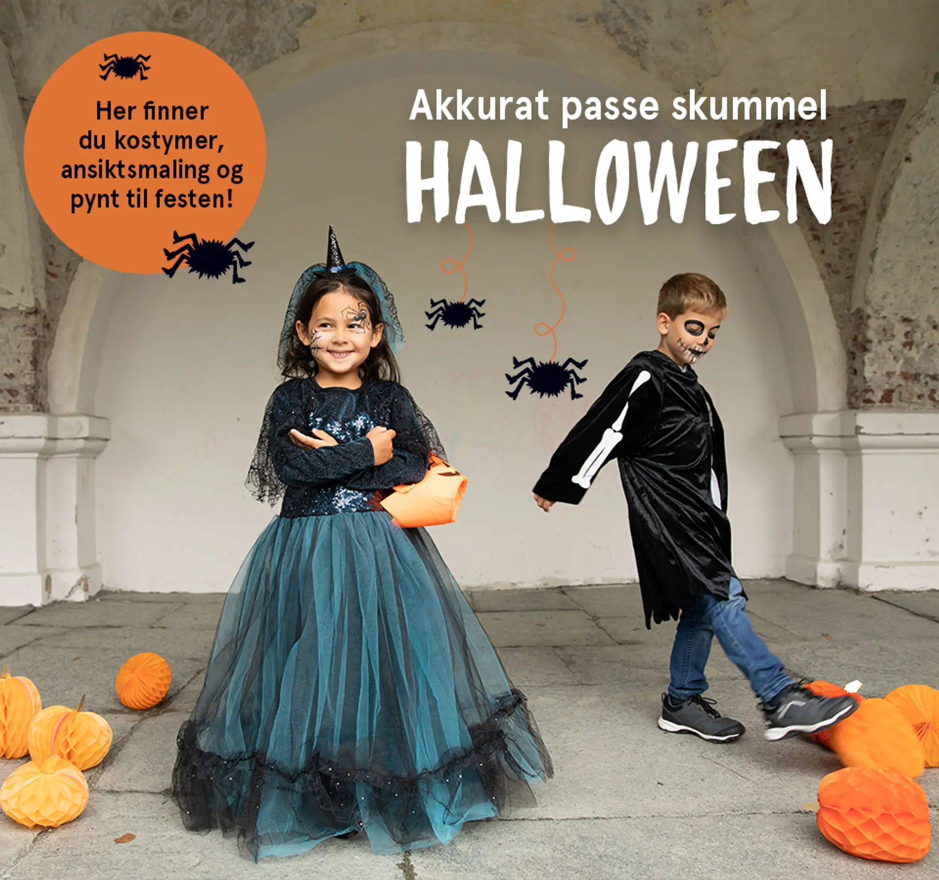 Akkurat passe skummel Halloween! Her finner du kostymer, ansiktsmaling og pynt til festen. Fotografi av to barn utkledd i Halloweenkostyme.