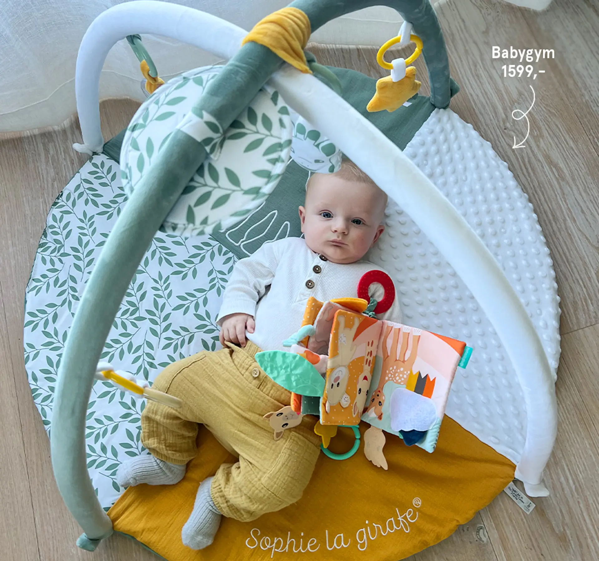 Fotografi av en baby liggende på Sophie la girafes babygym, 1499 kr.