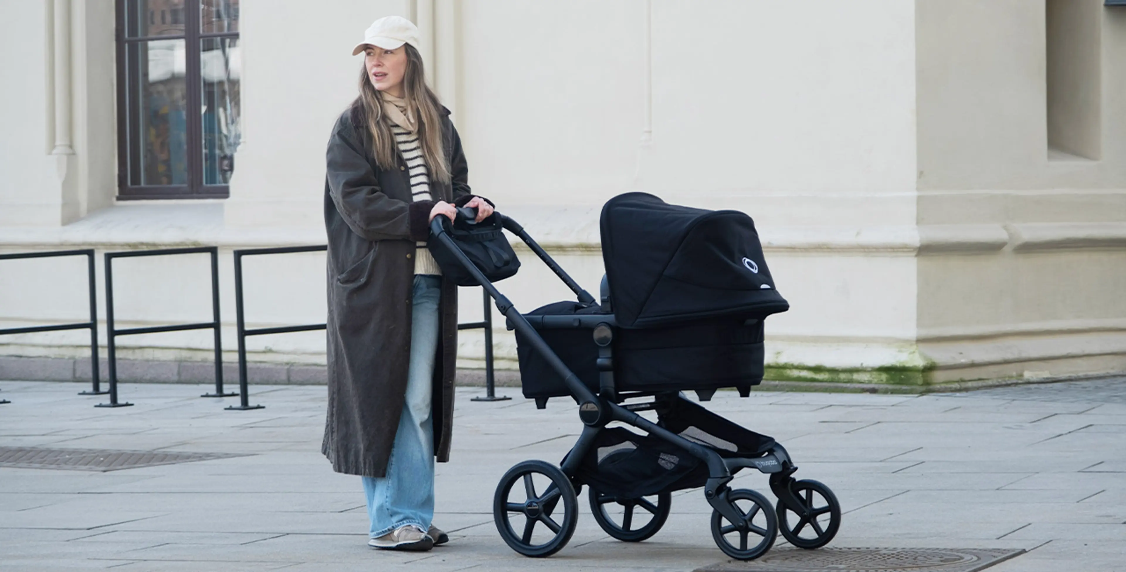 Fotografi av dame gående med en Bugaboo Fox 5 Renew barnevogn.