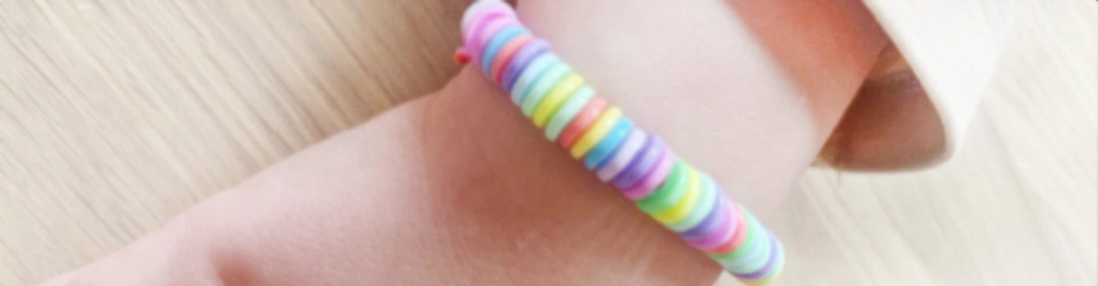 Lag armbånd av smeltede perler