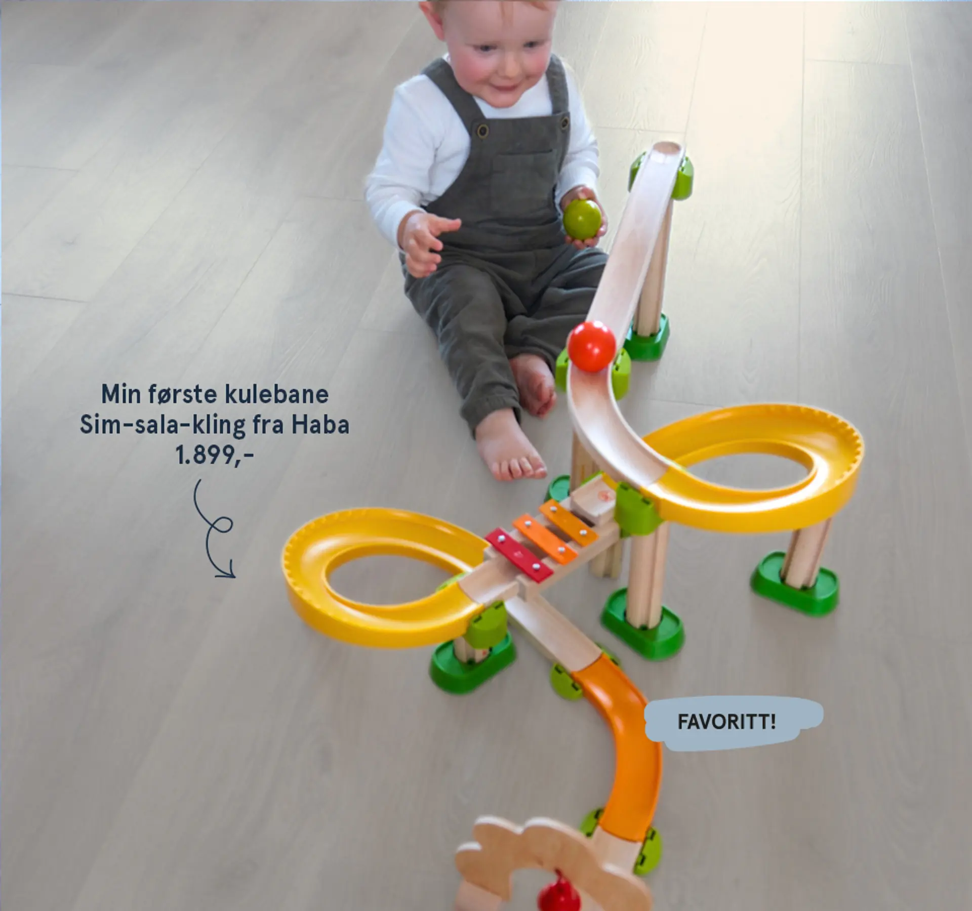 Fotografi av barn som leker med Haba sim-sala-kling kulebane - favoritt!