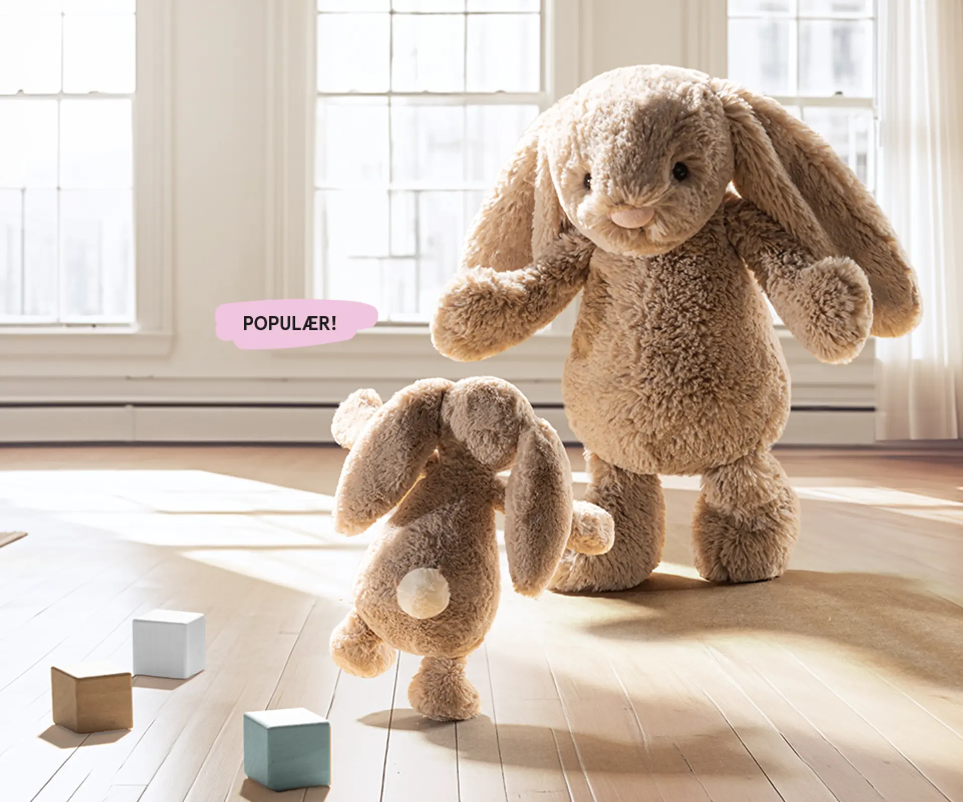 To Bashful Bunny bamser i ulike størrelser på vei inn til en klem. Illustrasjonsbilde.