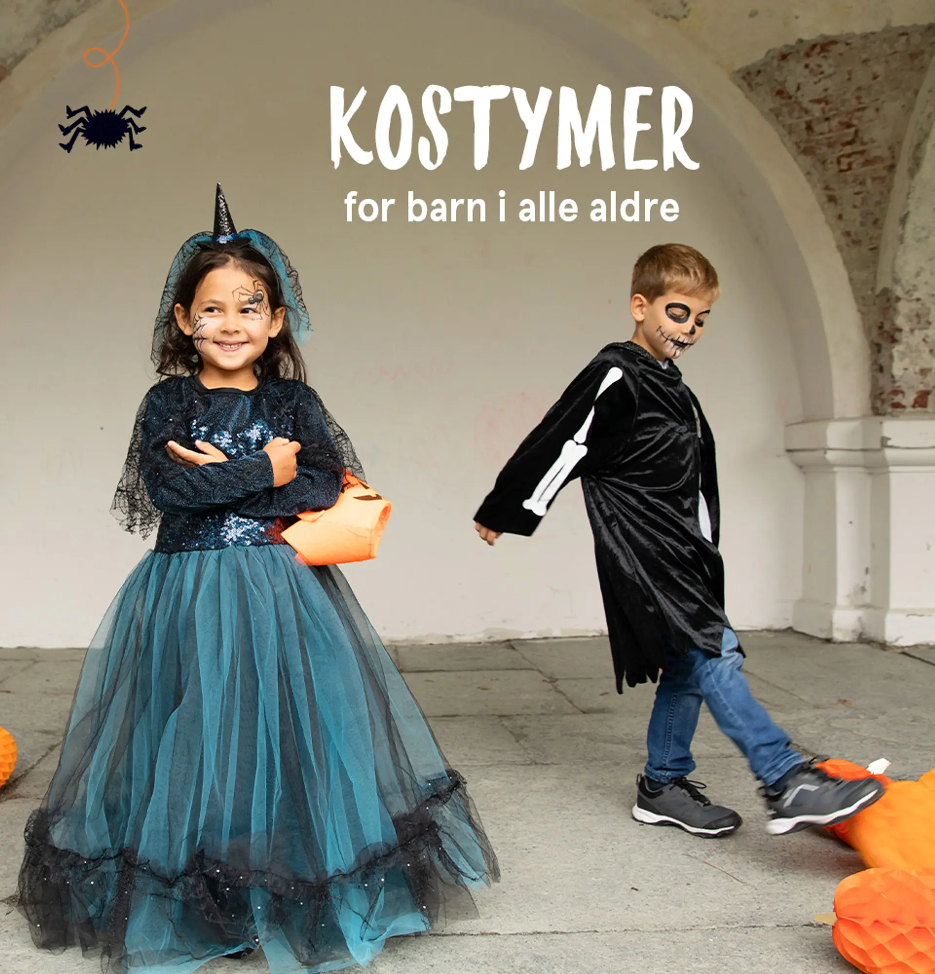 "Kostymer for barn i alle aldre". To barn i kostymer, heks og skjelett.