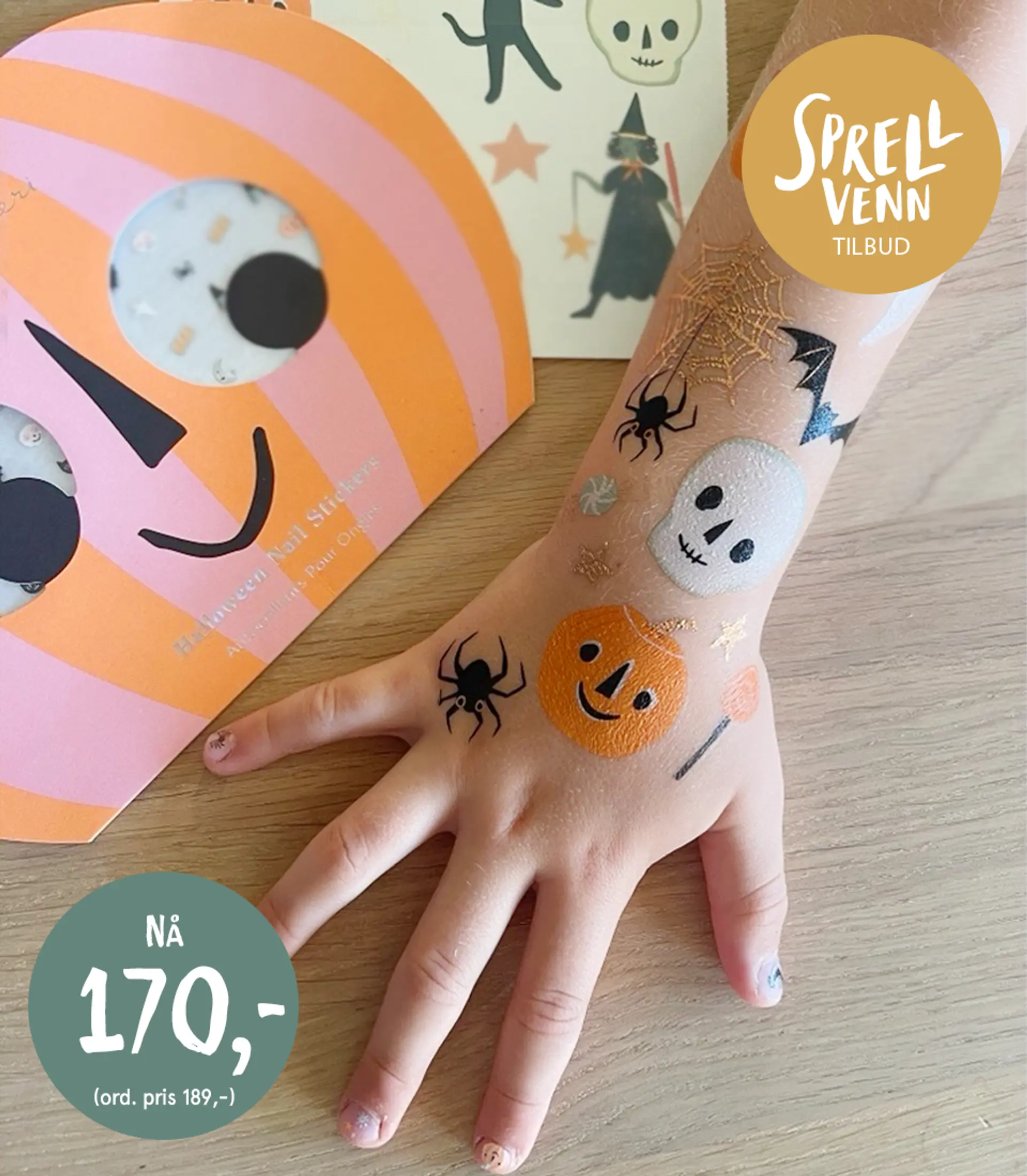 Gøy aktivitet til Halloween-feringen: Neglelakk og tatoveringsbar. Fotografi av barnehånd med tatoveringer og neglelakk.