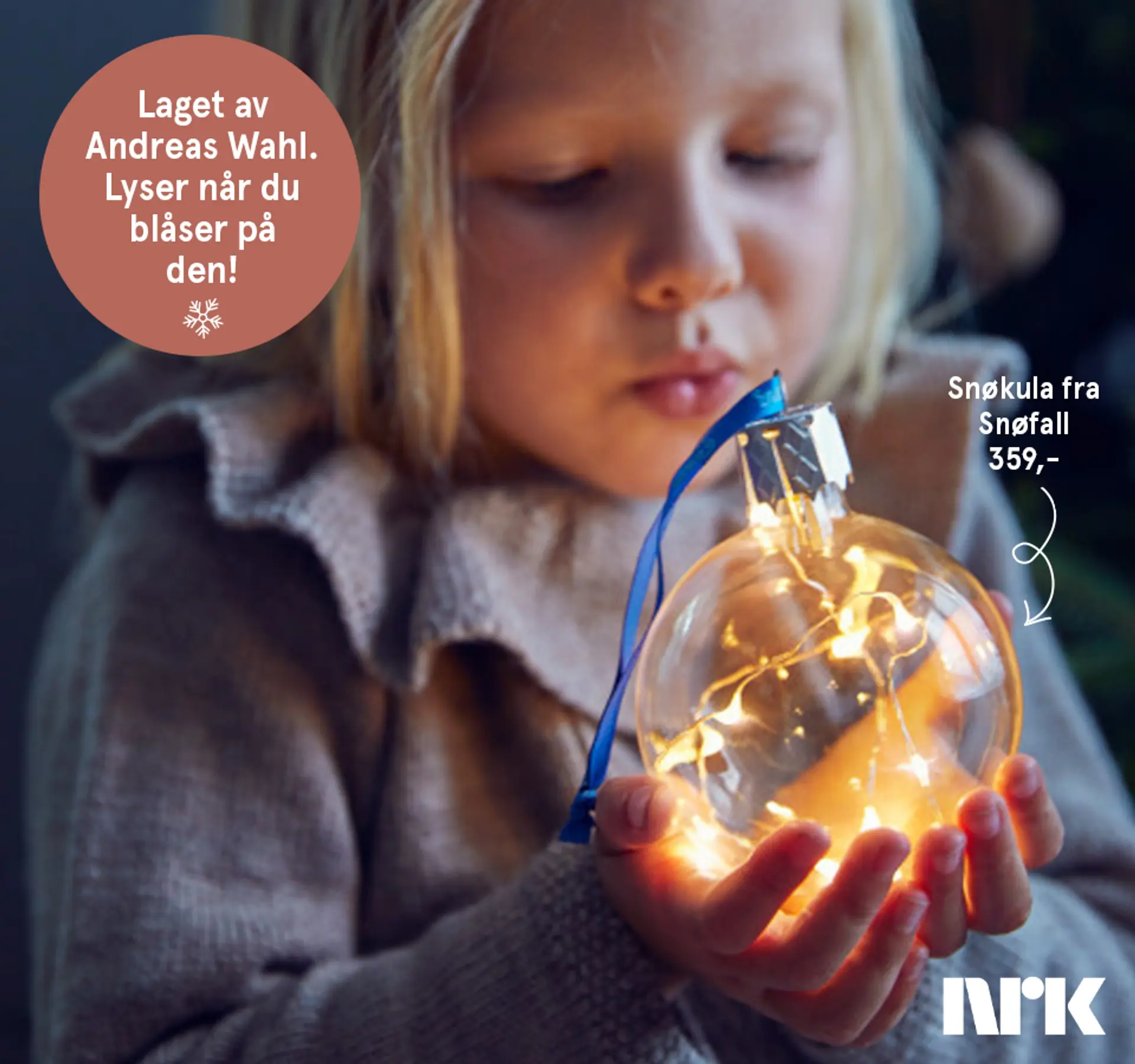 Nærbilde av Julekula fra Snøfall som lyser opp når man blåser på den, 359,- med teksten "Adventskos - dette gir den deilige julestemningen"