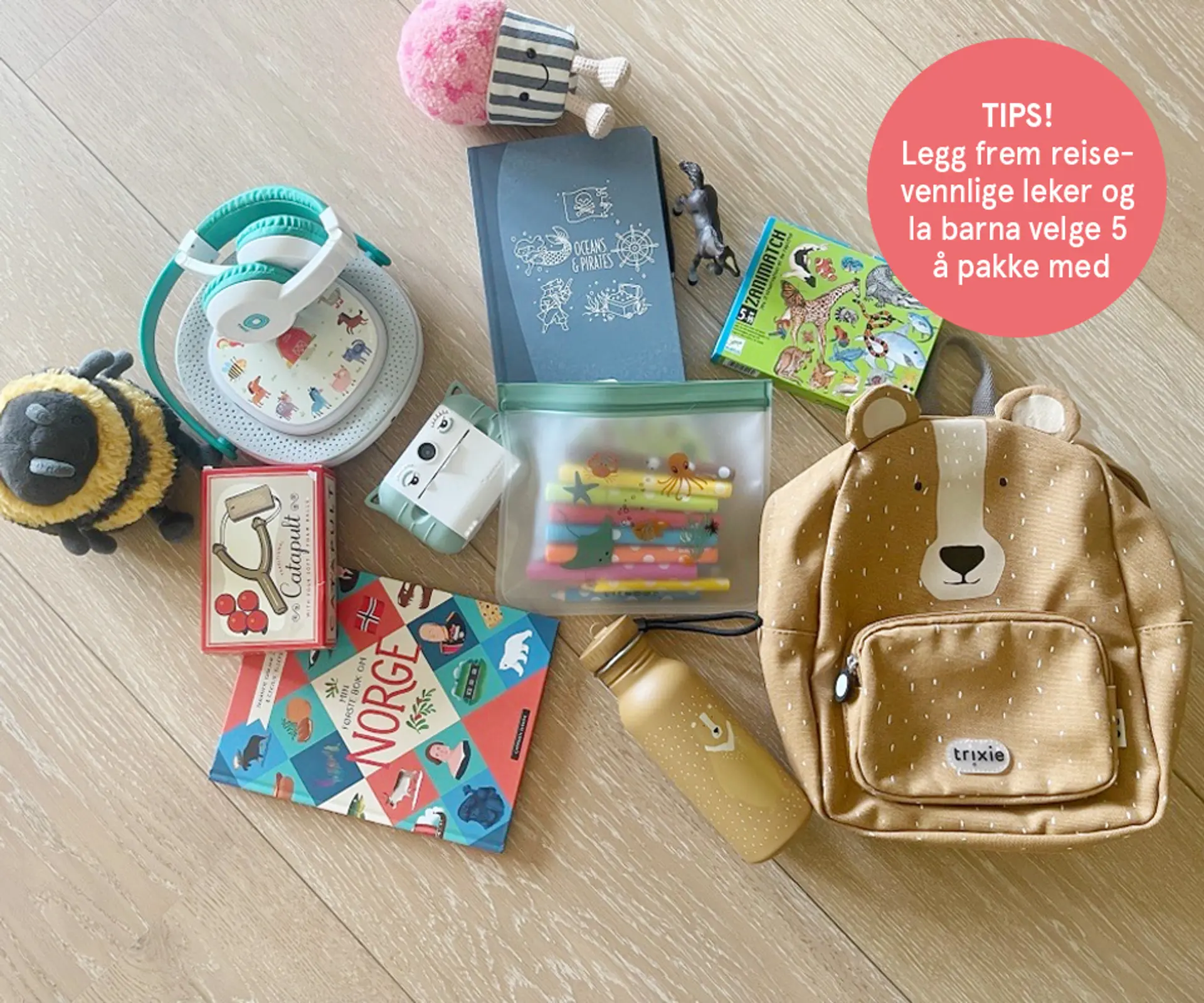 TIPS! Legg frem reisevennlige leker og la barna velge 5 å pakke med. Fotografi av Trixie ryggsekk og diverse reiseaktiviteter.