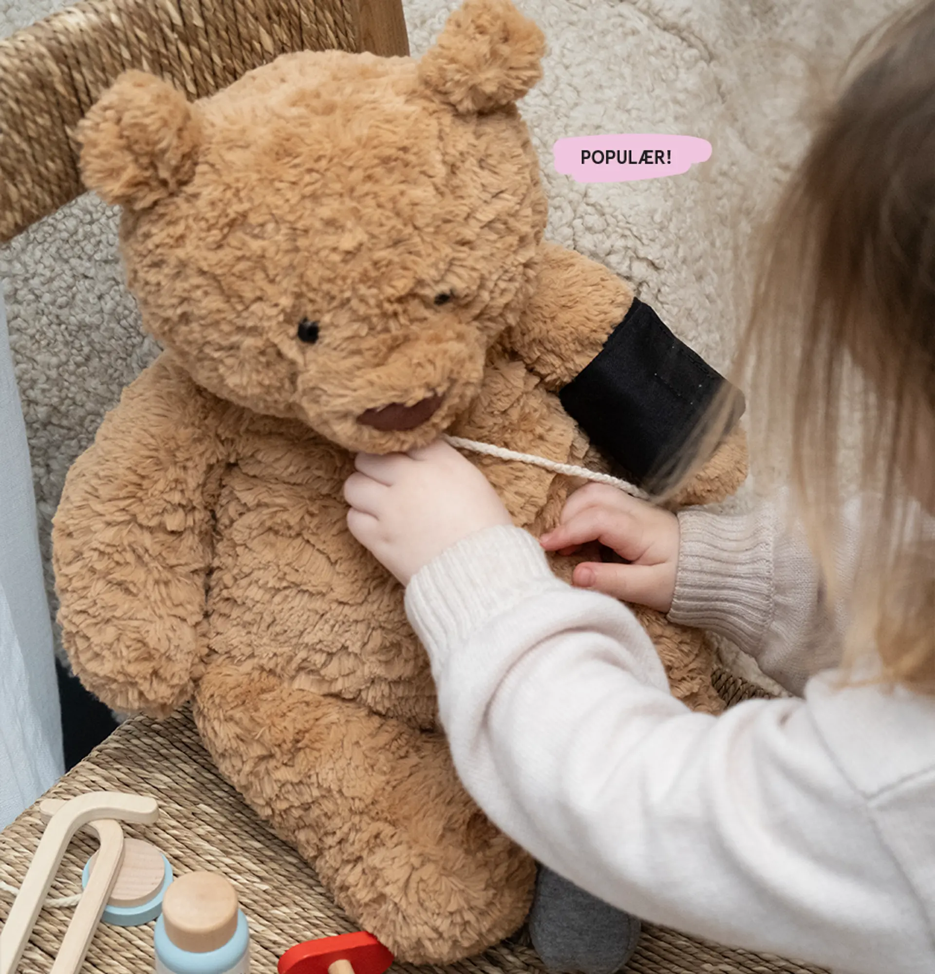 To Jellycat Bartholomew bear bamser i forskjellige størrelser leker med lekeklosser. Illustrasjonsbilde.