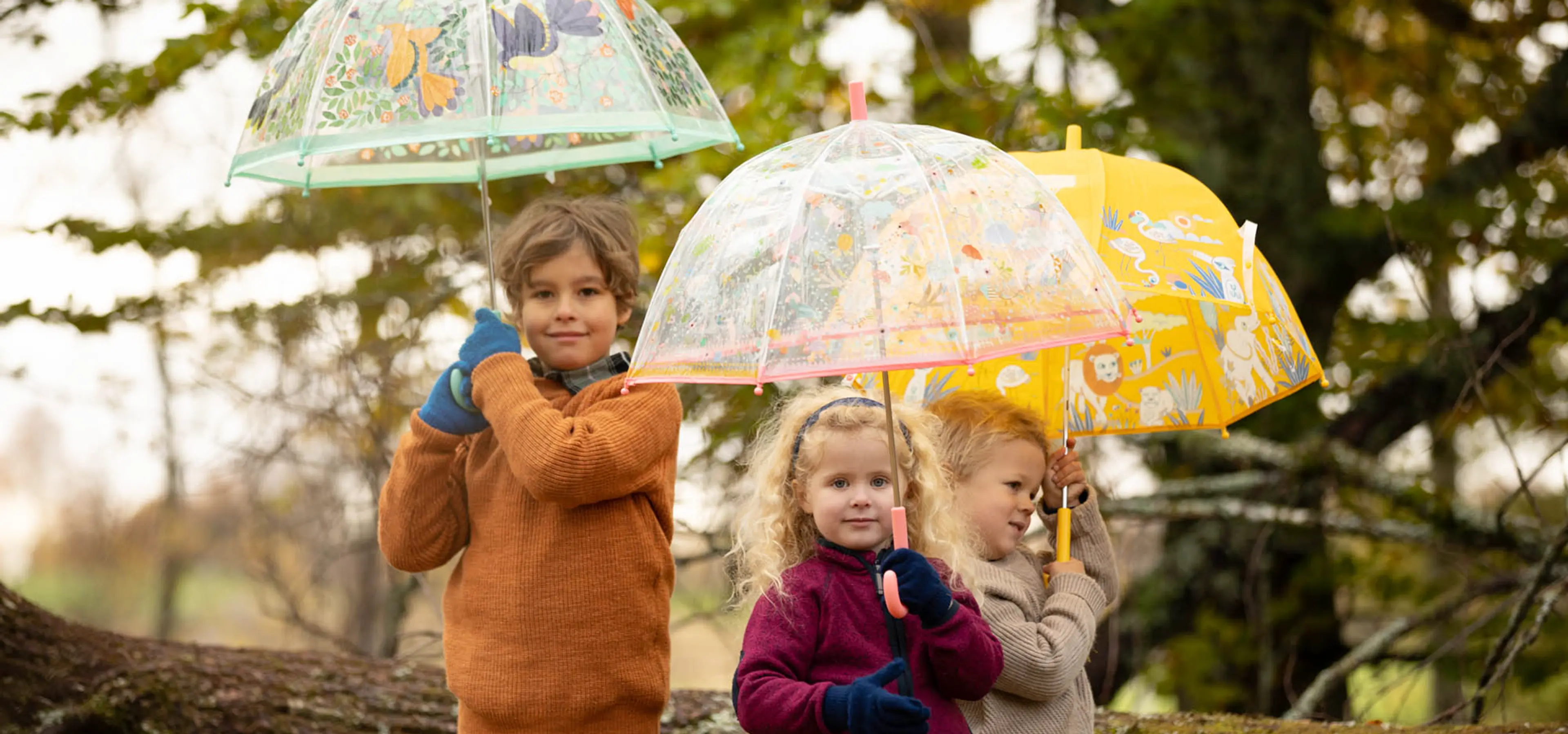 Fotografi av barn med Djeco paraplyer.