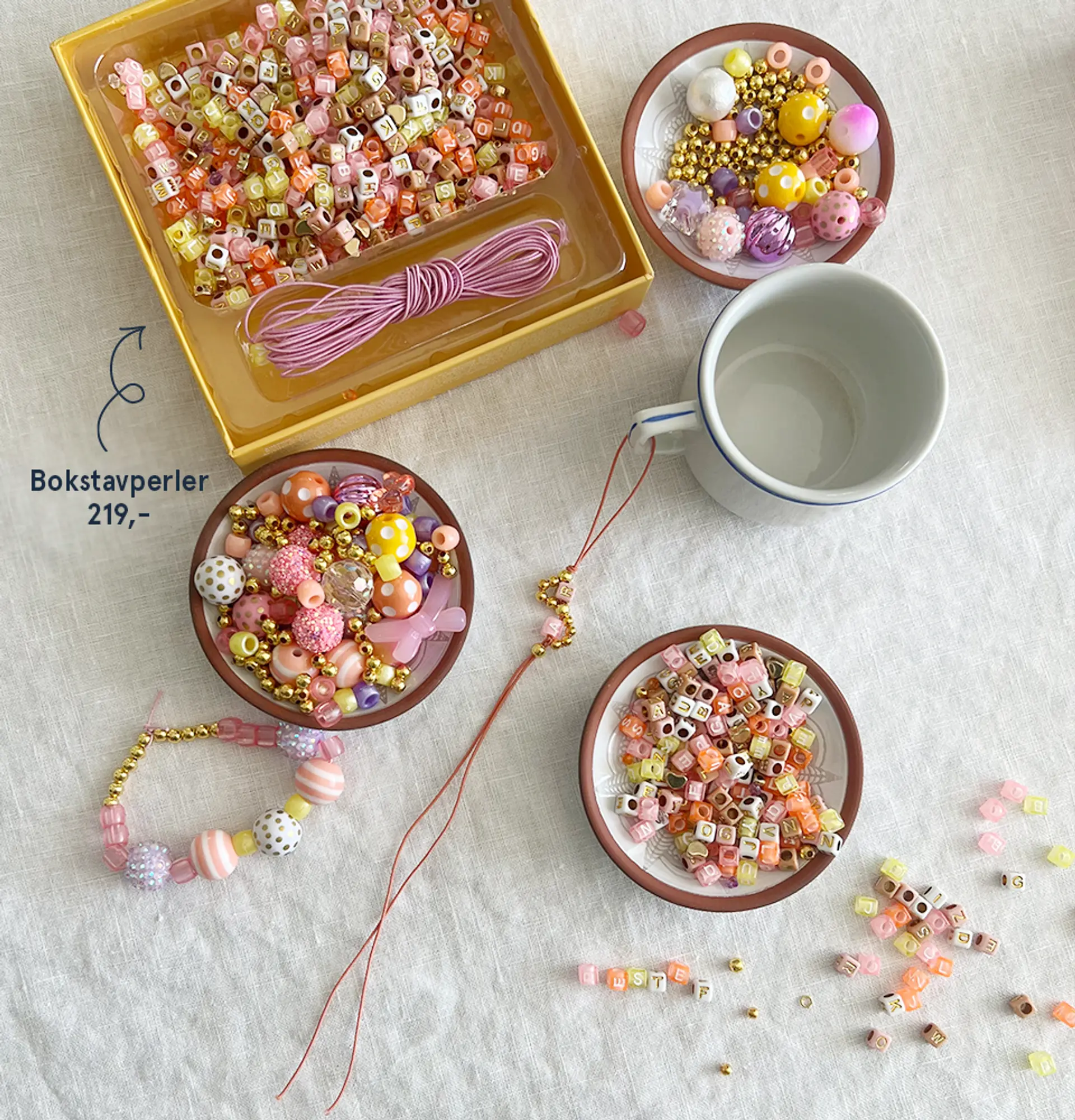 Fotografi av bokstavperler.