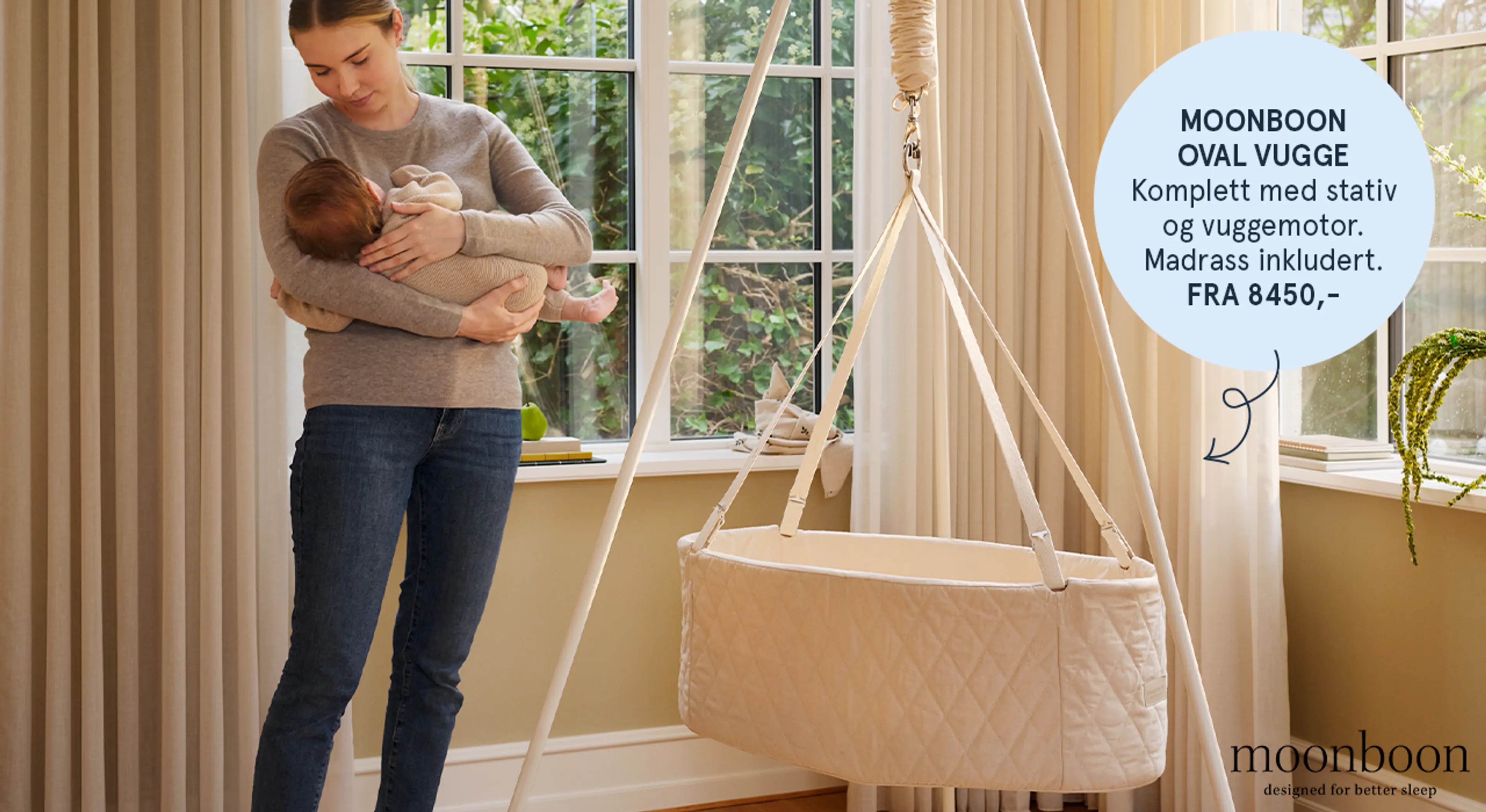 Fotografi av mor og barn ved siden av en Moonboon oval vugge. Komplett sett med stativ, vuggemotor og madrass inlkudert.