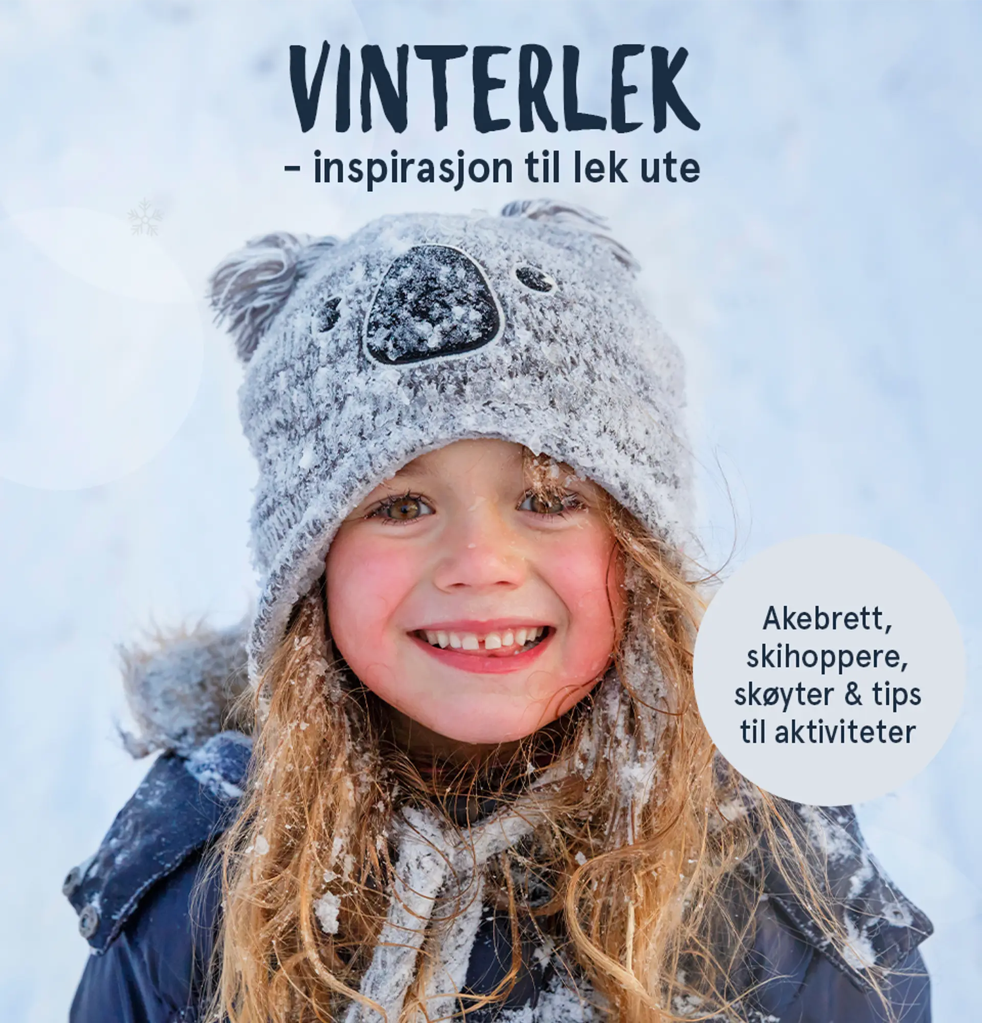 Vinterlek - akebrett, kjelker, uteleker, utstyr & tips til aktiviteter. Fotografi av smilende jente i snøen.