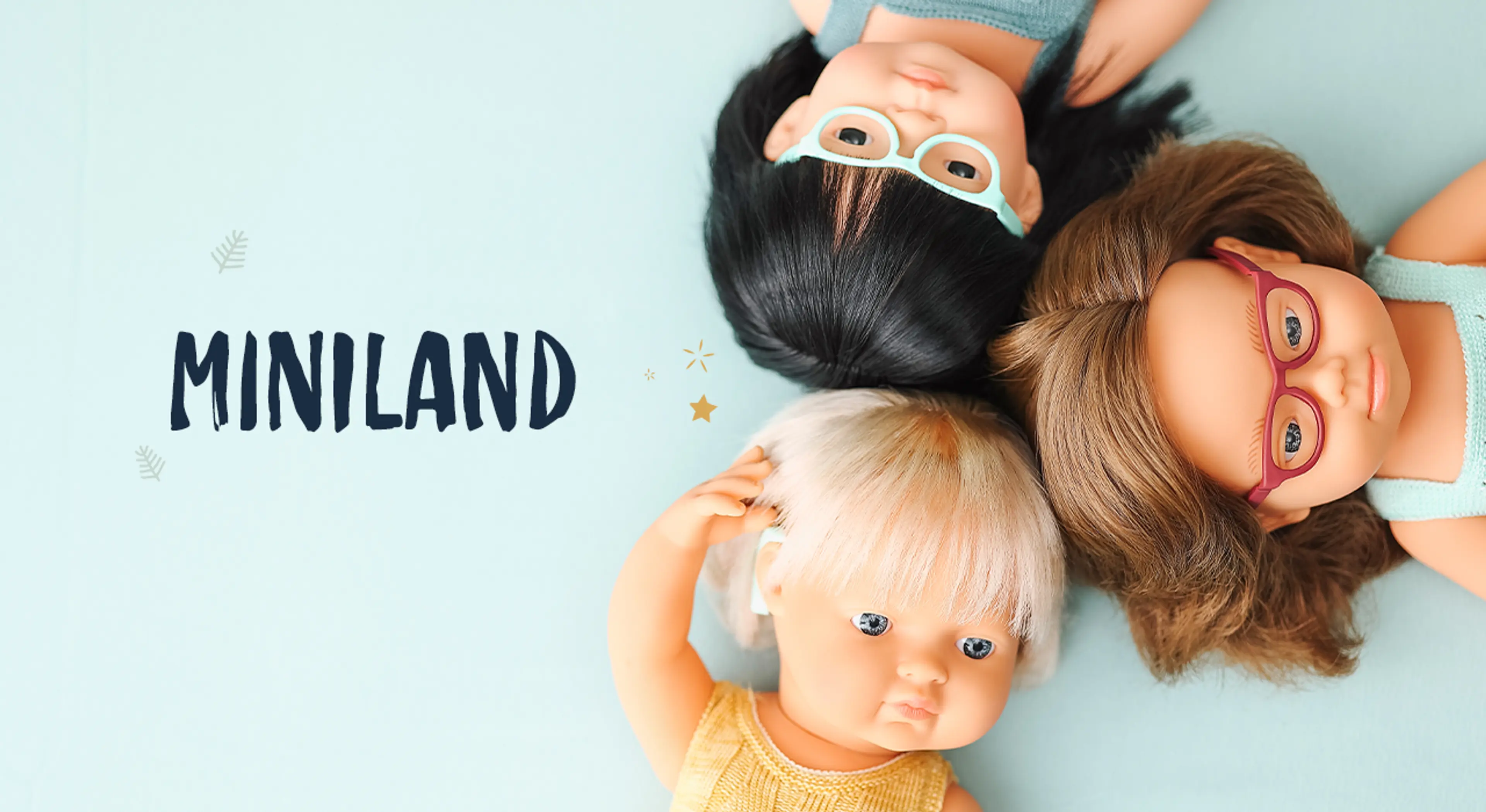 Fotografi av tre Miniland dukker.