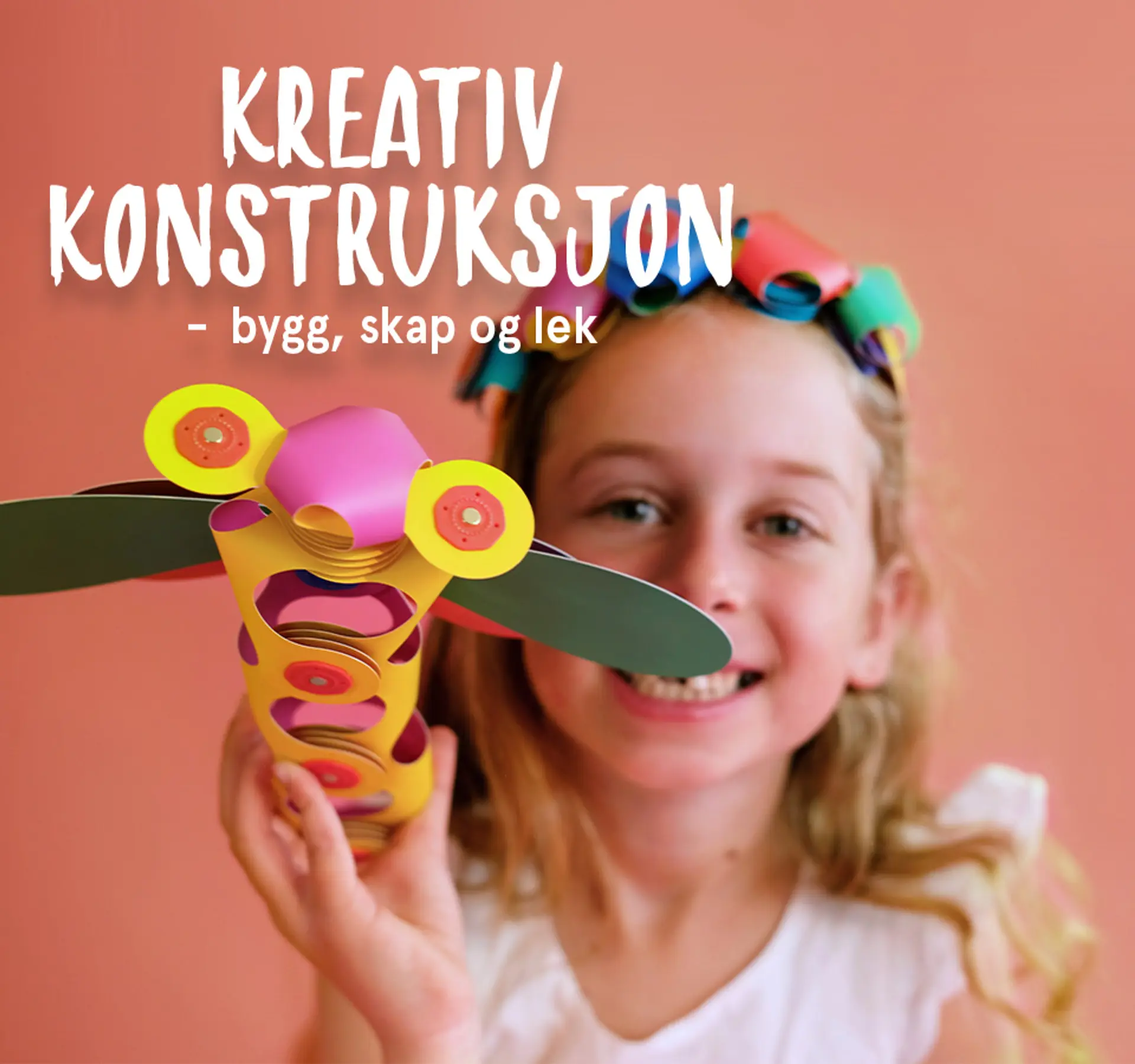 Kreativ konstruksjon - bygg, skap og lek! Fotografi av jente med Clixo-figurer.