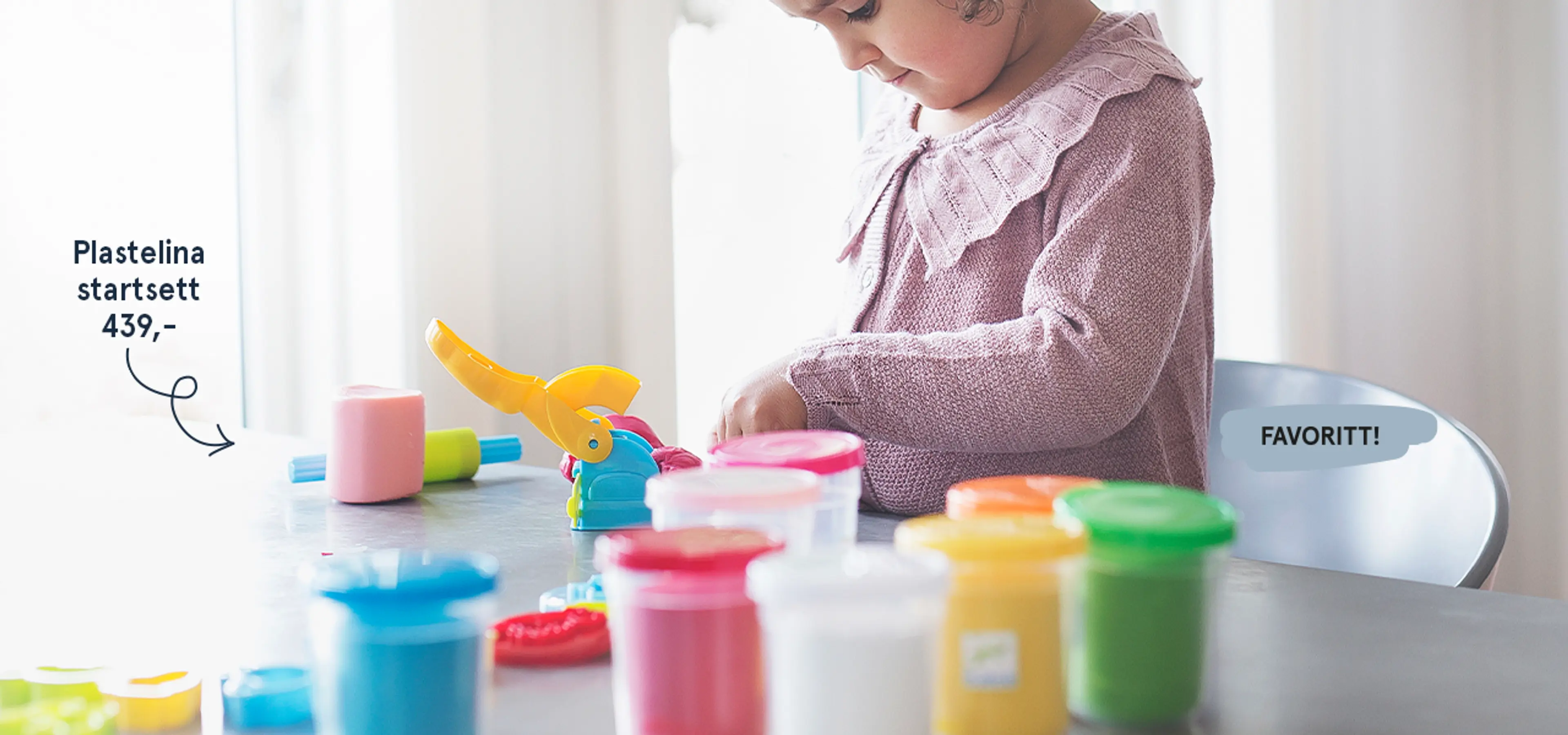 Fotografi av barn som leker med plastelina startsett - favoritt!