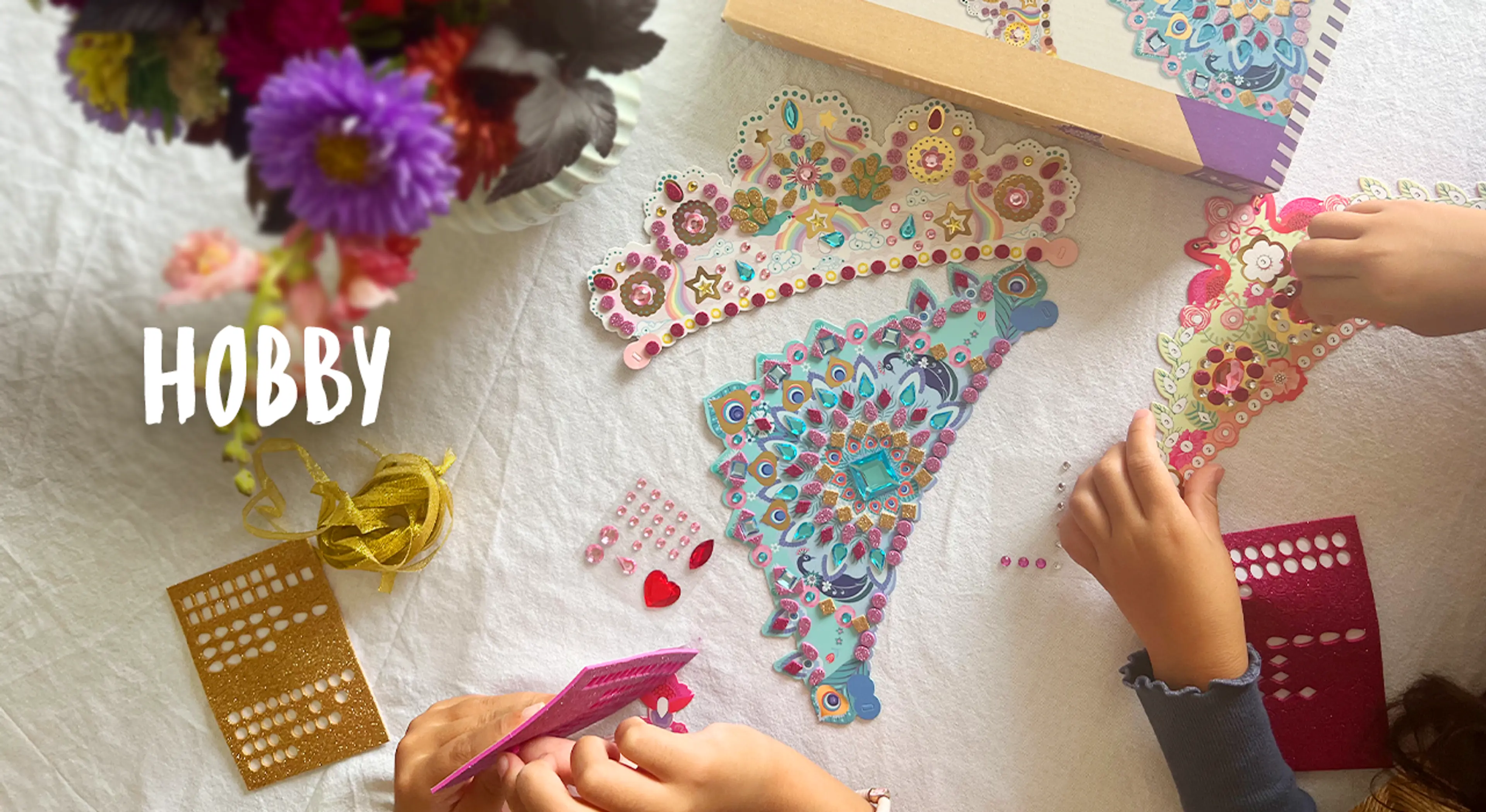 Hobby. Fotografi av barn som leker med hobbysett.