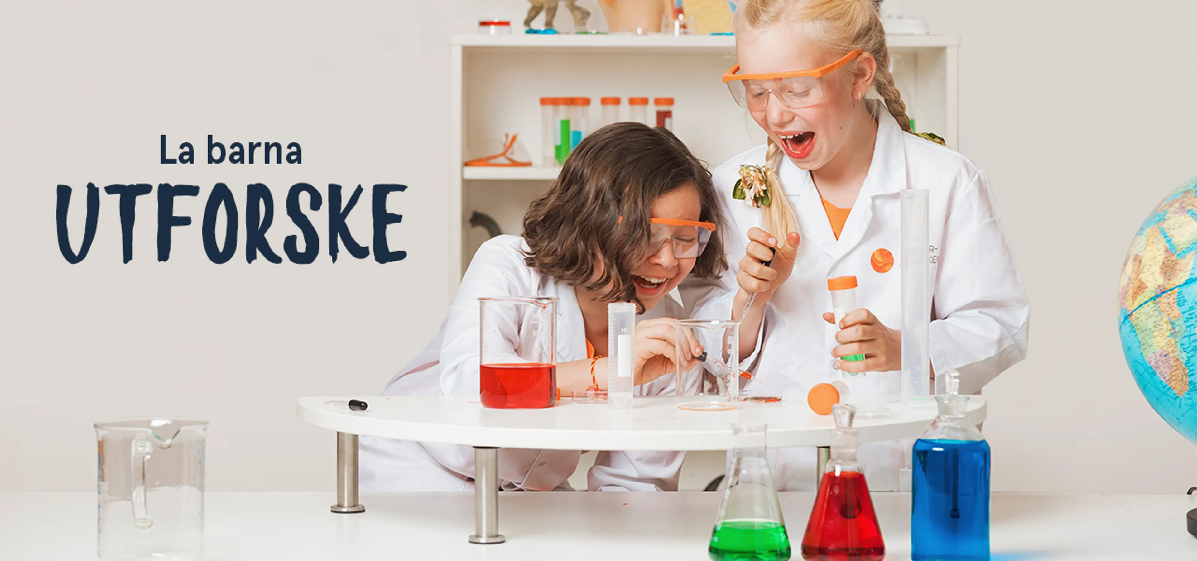 La barna utforske. Fotografi av barn som leker med eksperimentsett.