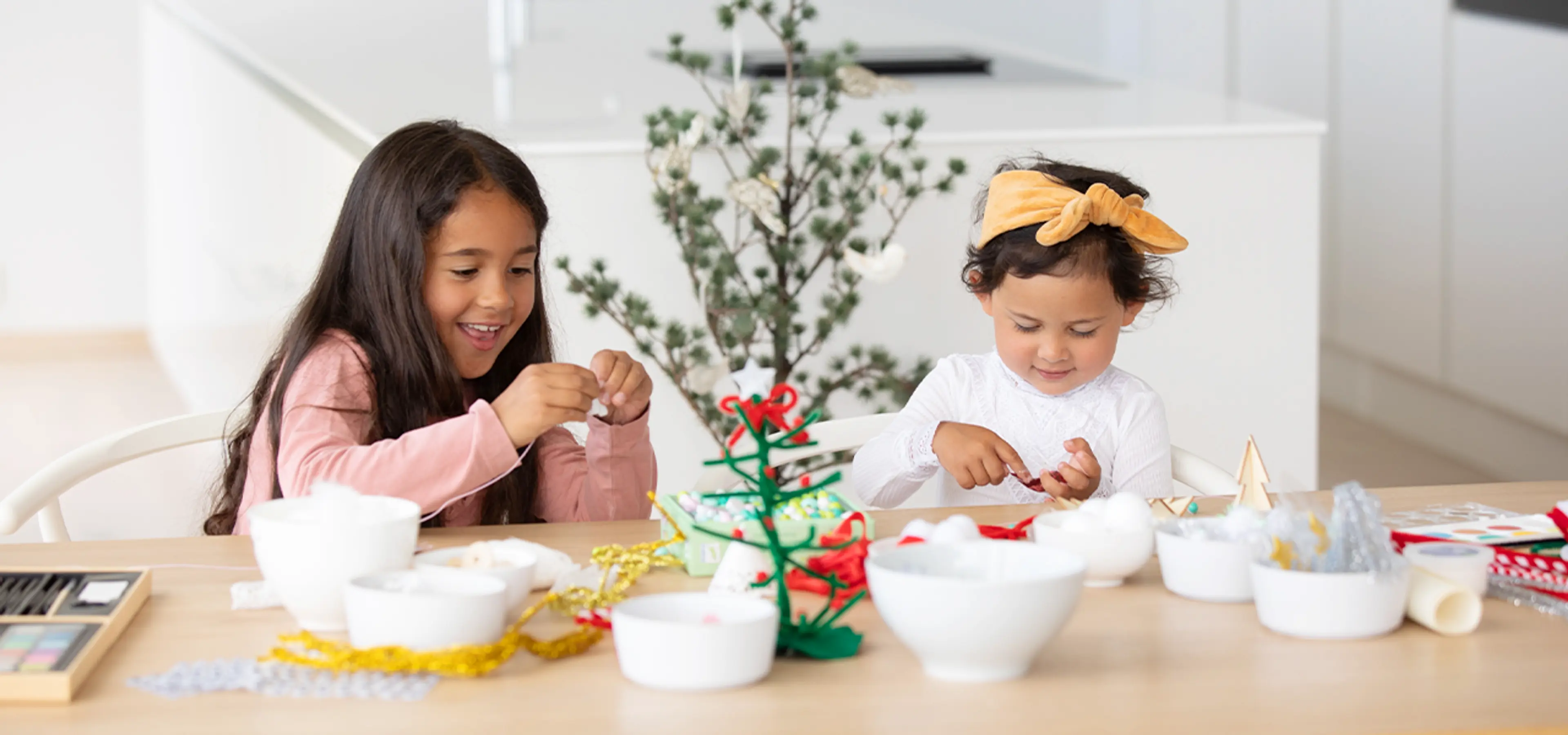 Fotografi av to jenter på juleverksted.