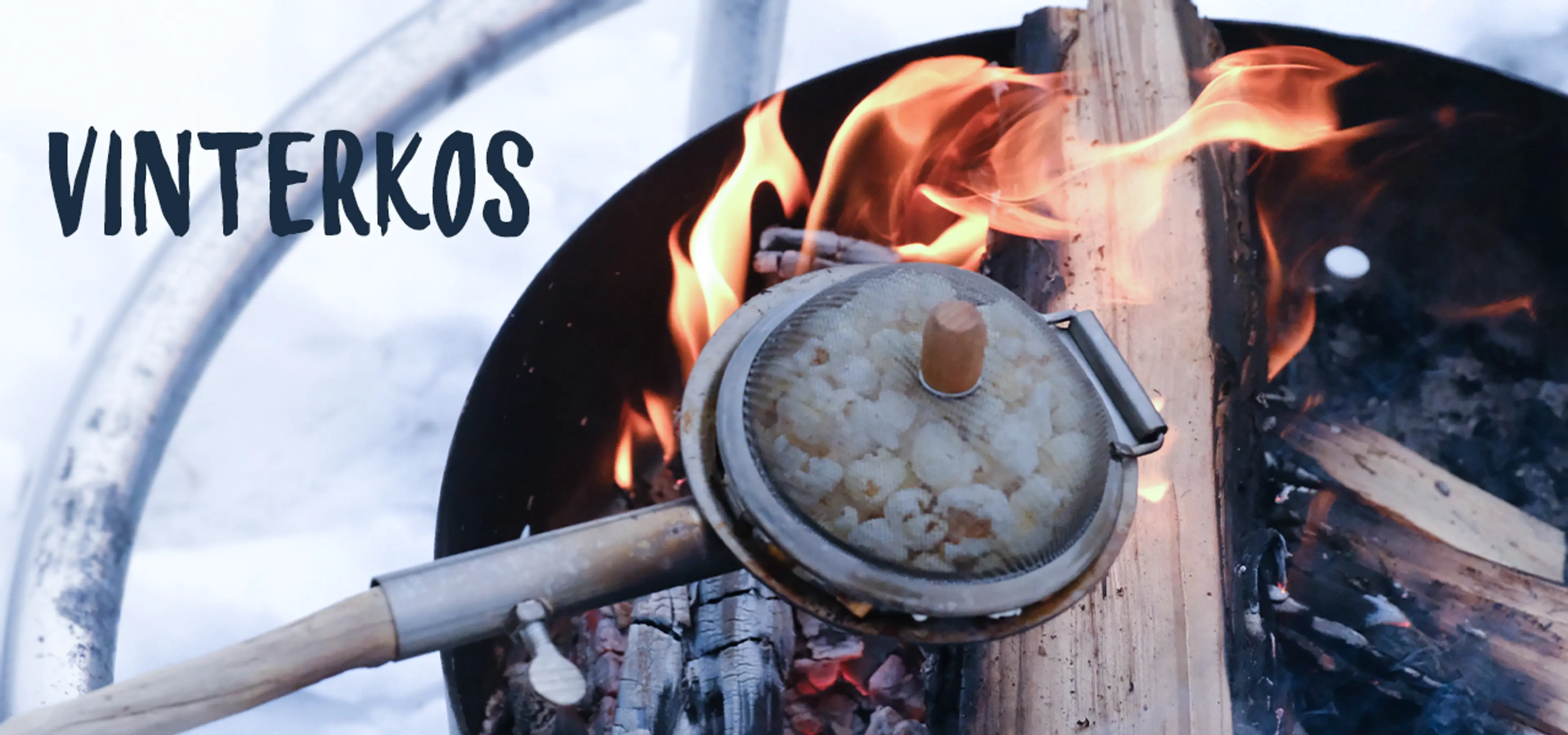 Vinterkos. Fotografi av popcorn popper over bål.