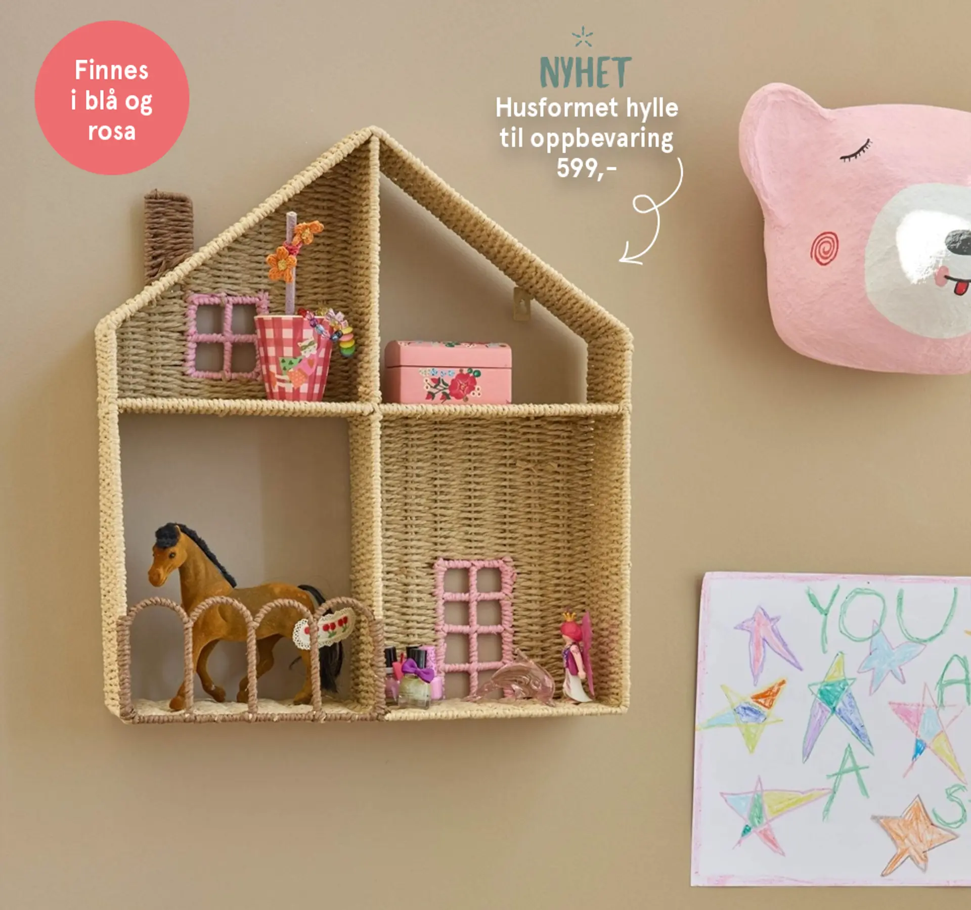 Fotografi av husformet hylle til oppbevaring fra Rice - nyhet! Finnes i blå og rosa.