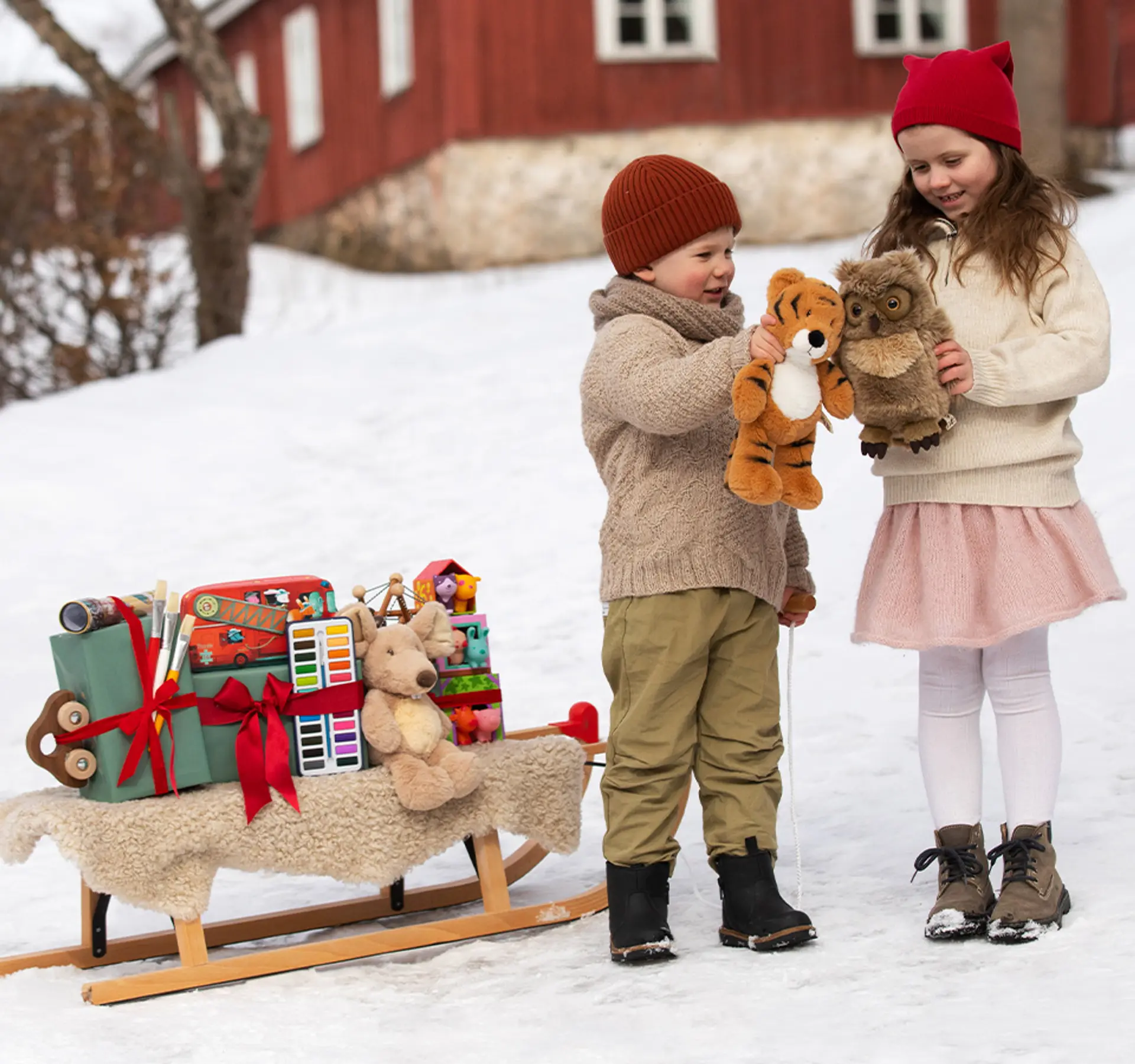 Fotografi av en gutt som smiler med en pepperkake og nisser i hendene. Trykk videre for å se mer til adventskosen.