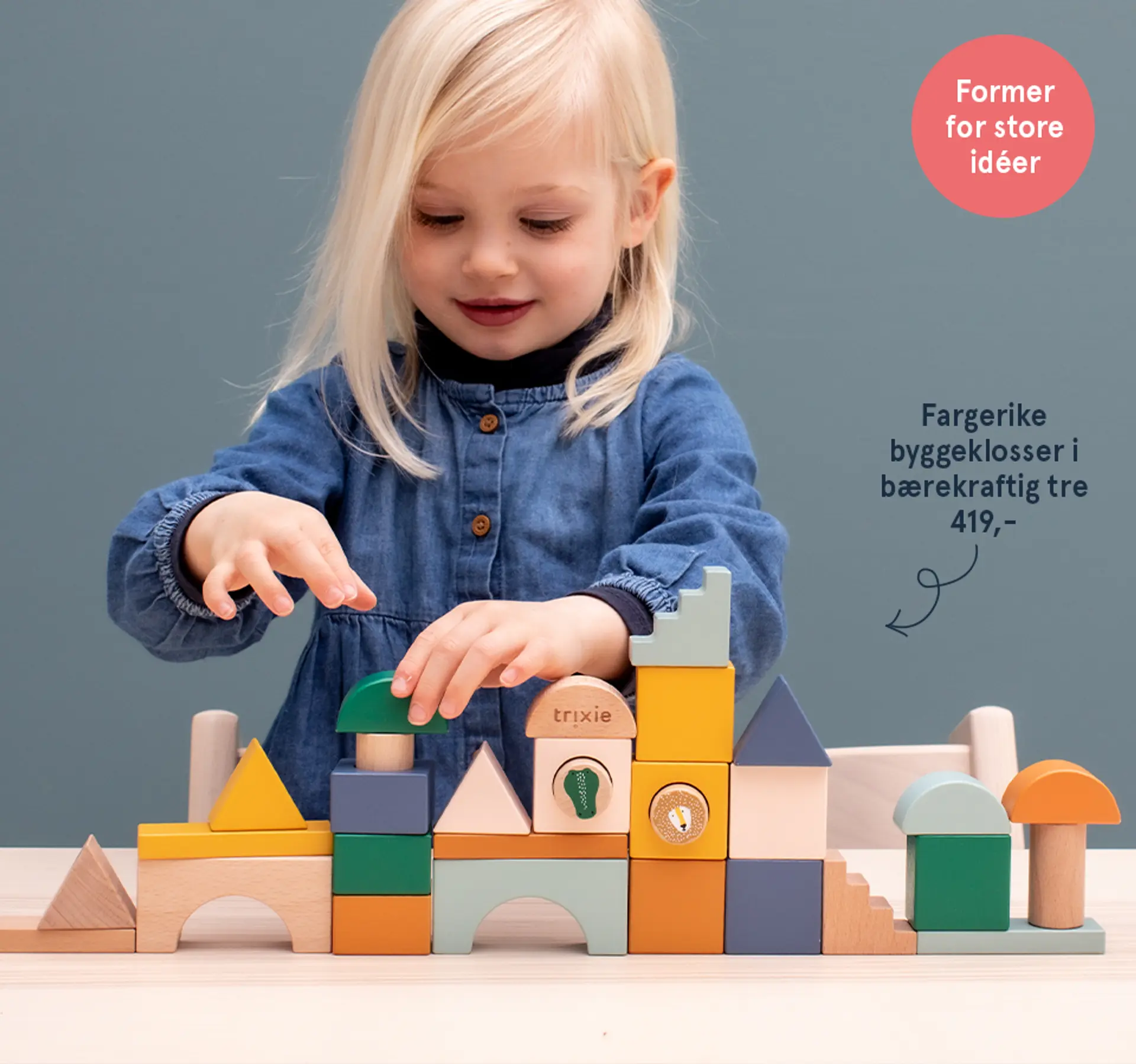Fotografi av barn som leker med stableklosser med gårdsdyr - favoritt!