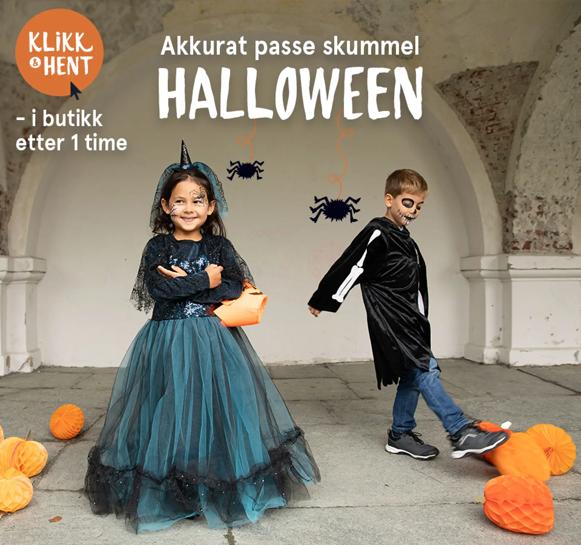 Akkurat passe skummel Halloween! Her finner du kostymer, ansiktsmaling og pynt til festen. Fotografi av to barn utkledd i Halloweenkostyme.