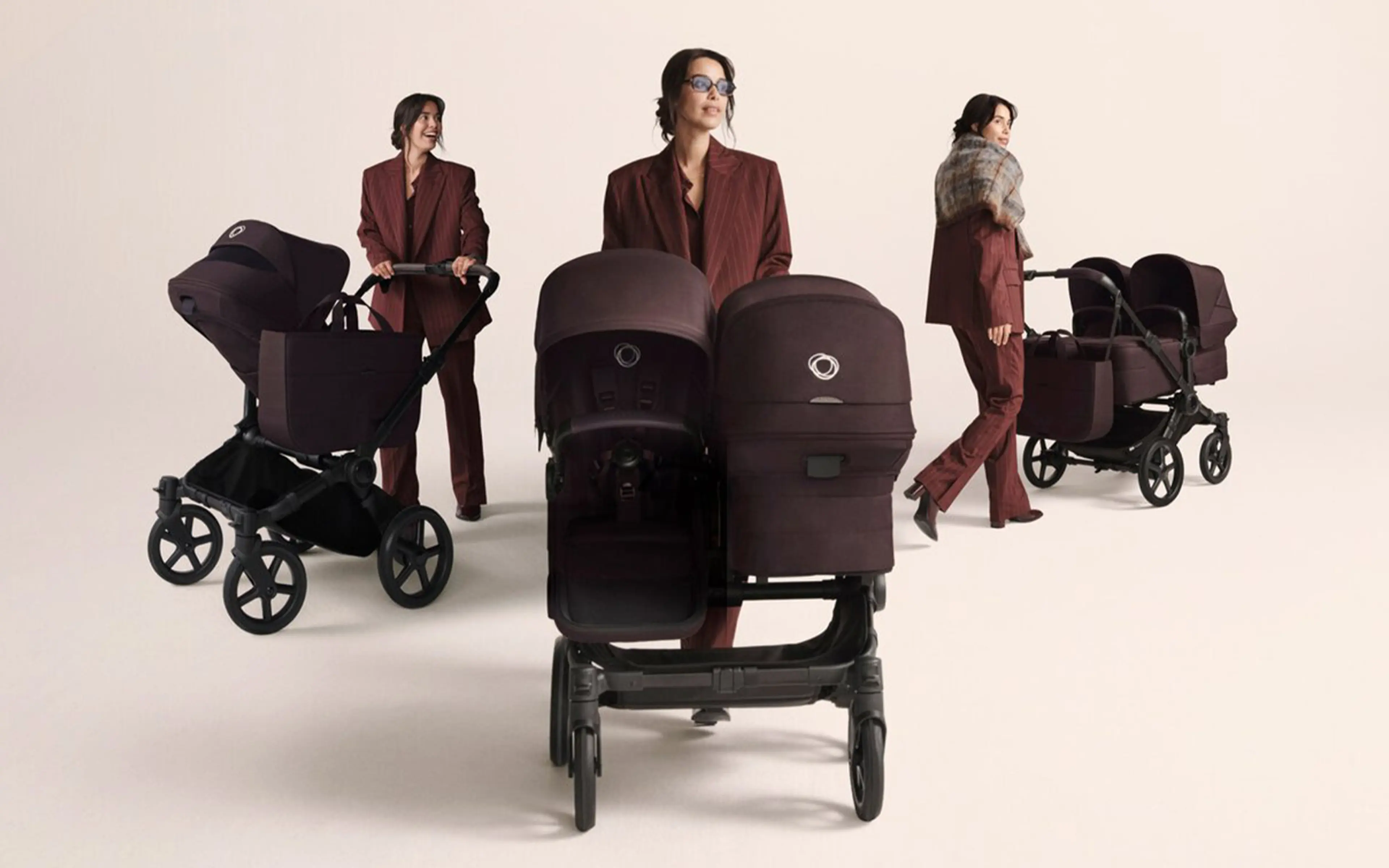 Fotografi av mann gående med en Bugaboo Donkey Duo vogn.