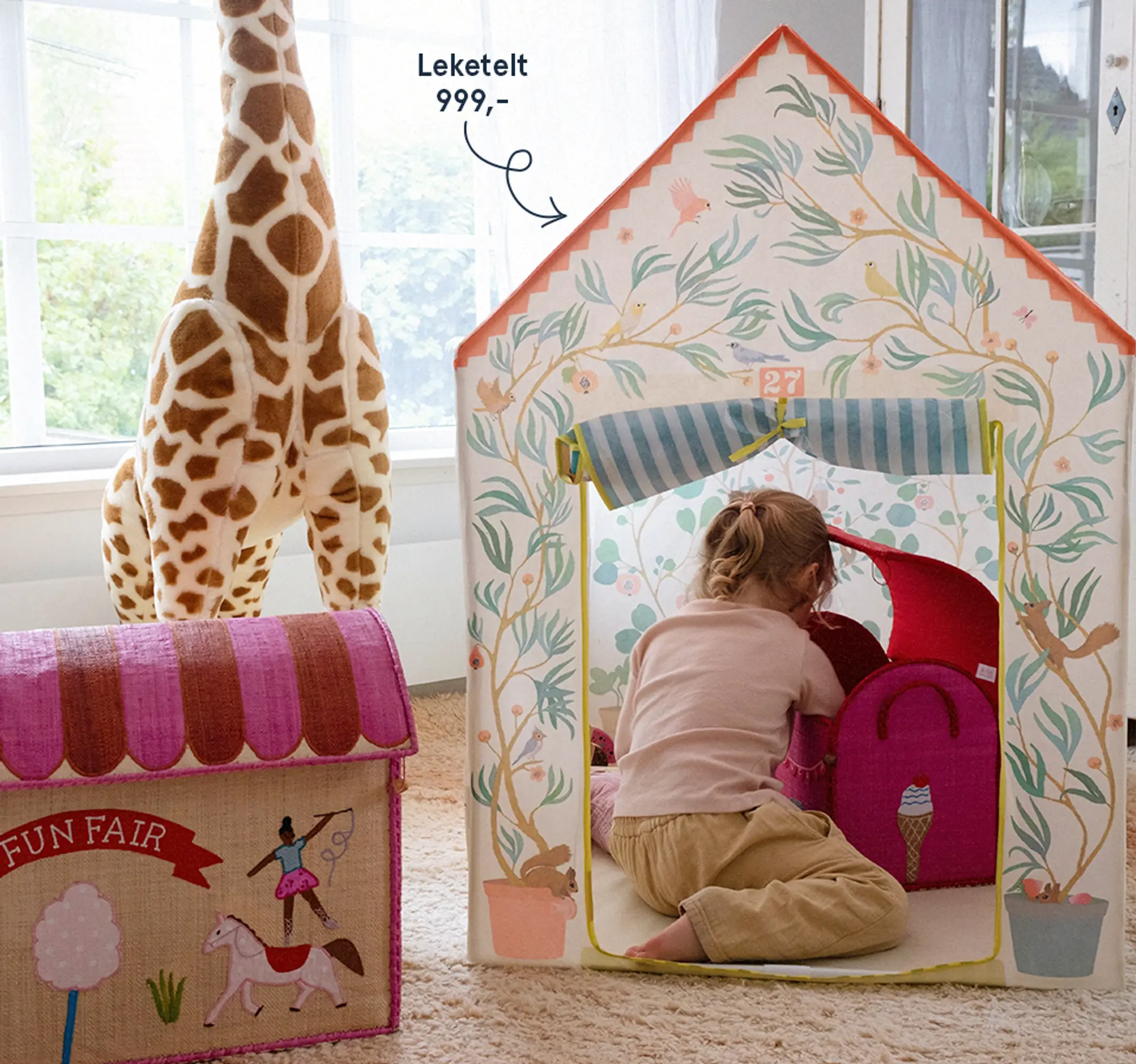 Fotografi av barn som leker i leketelt.