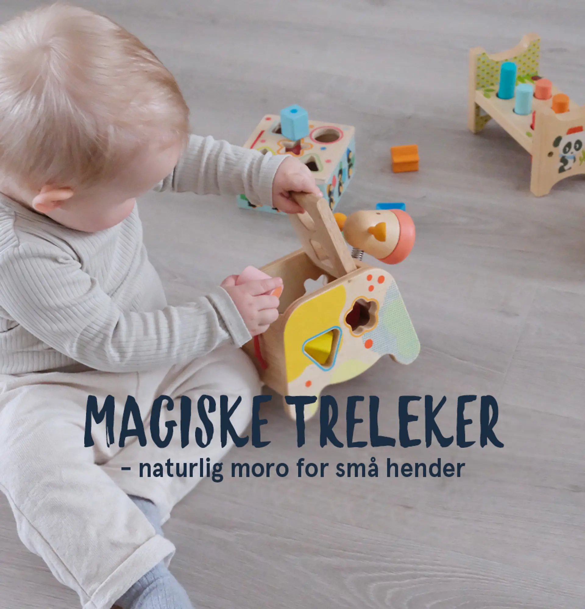 Magiske treleker - naturlig moro for små hender. Fotografi av et barn som leker med Djeco puttekasse ku i tre.