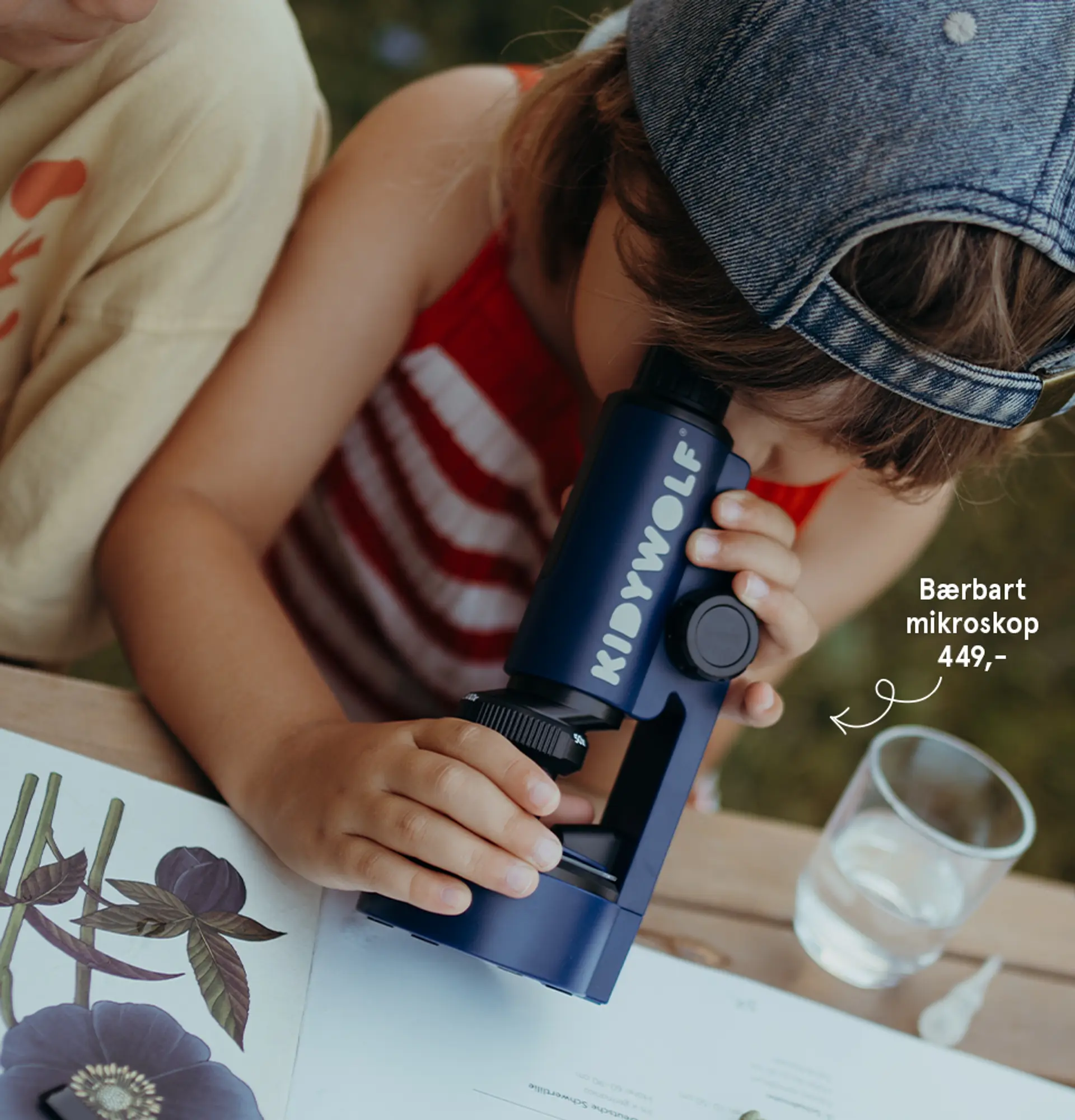 Gavetips fra 6 år: Bærbart mikroskop. Fotografi av barn som ser gjennom mikroskopet.