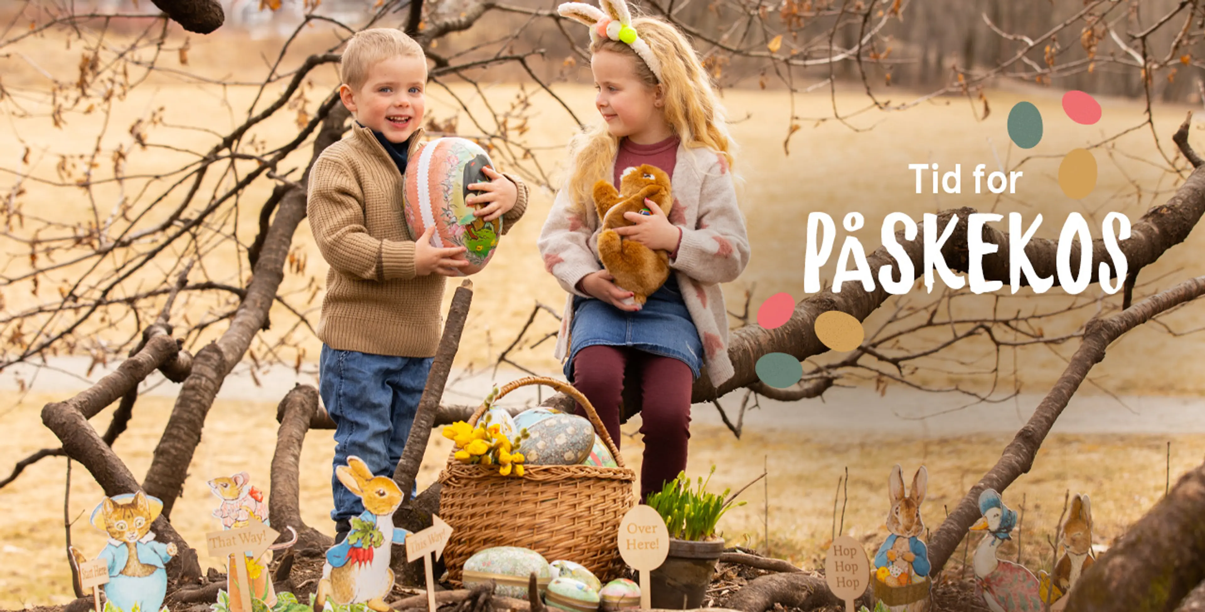 Tid for påskekos! Fotografi av barn på påskeeggjakt.