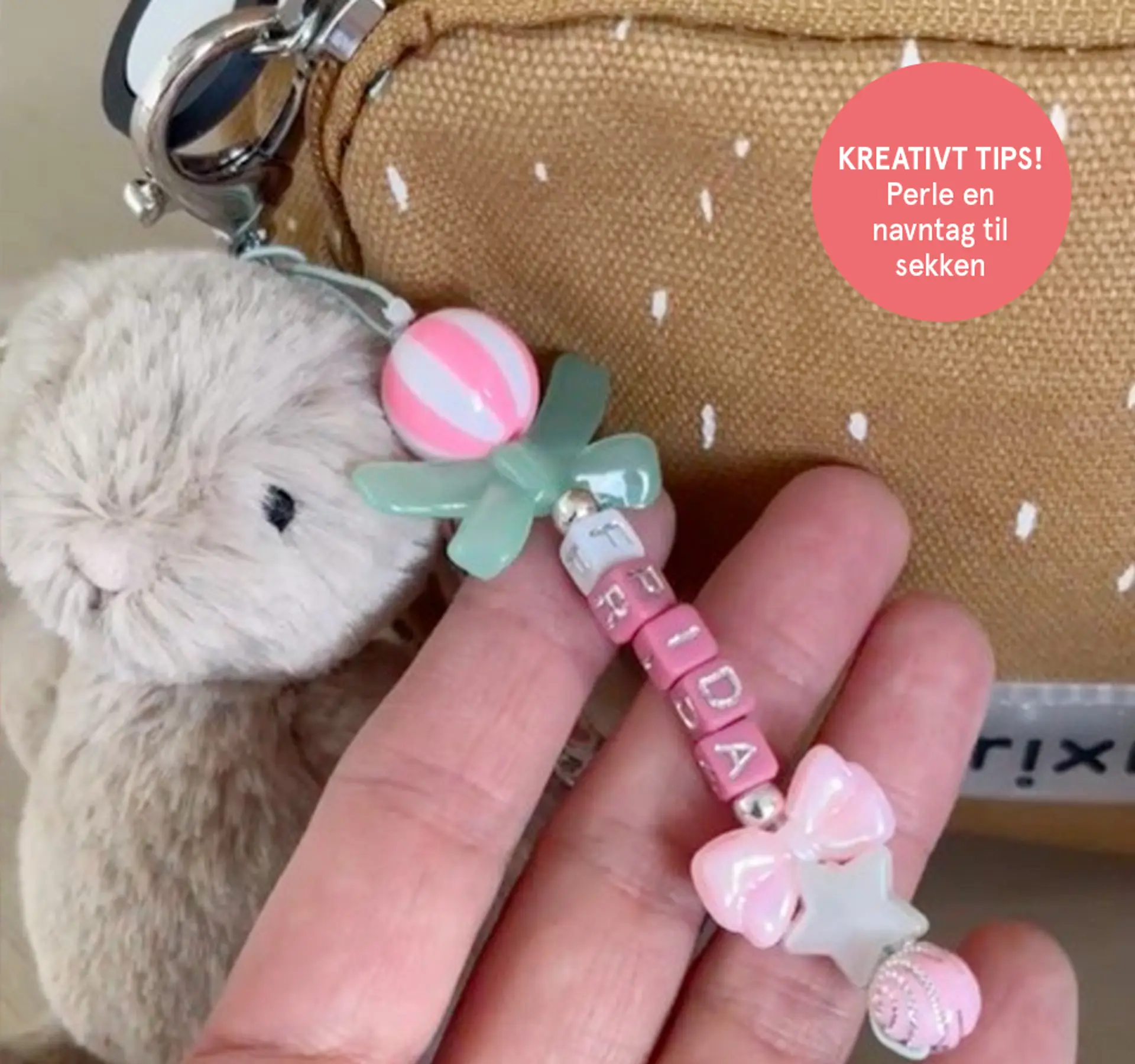 Kreativt tips! Perle en navntag til sekken. Fotografi av en perlet navntag.