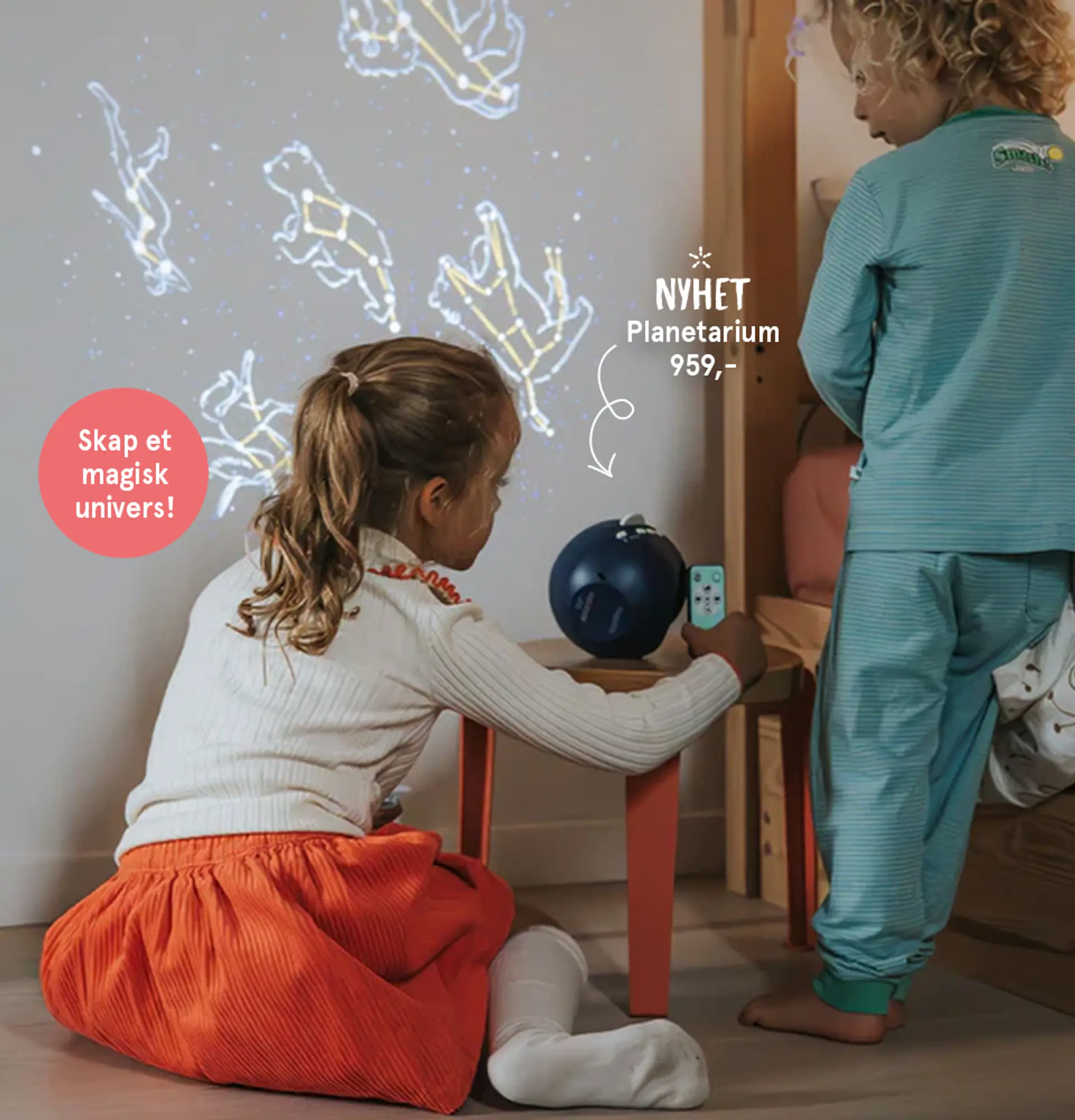 Fotografi av barn som leker med planetarium - nyhet! Skap et magisk univers.