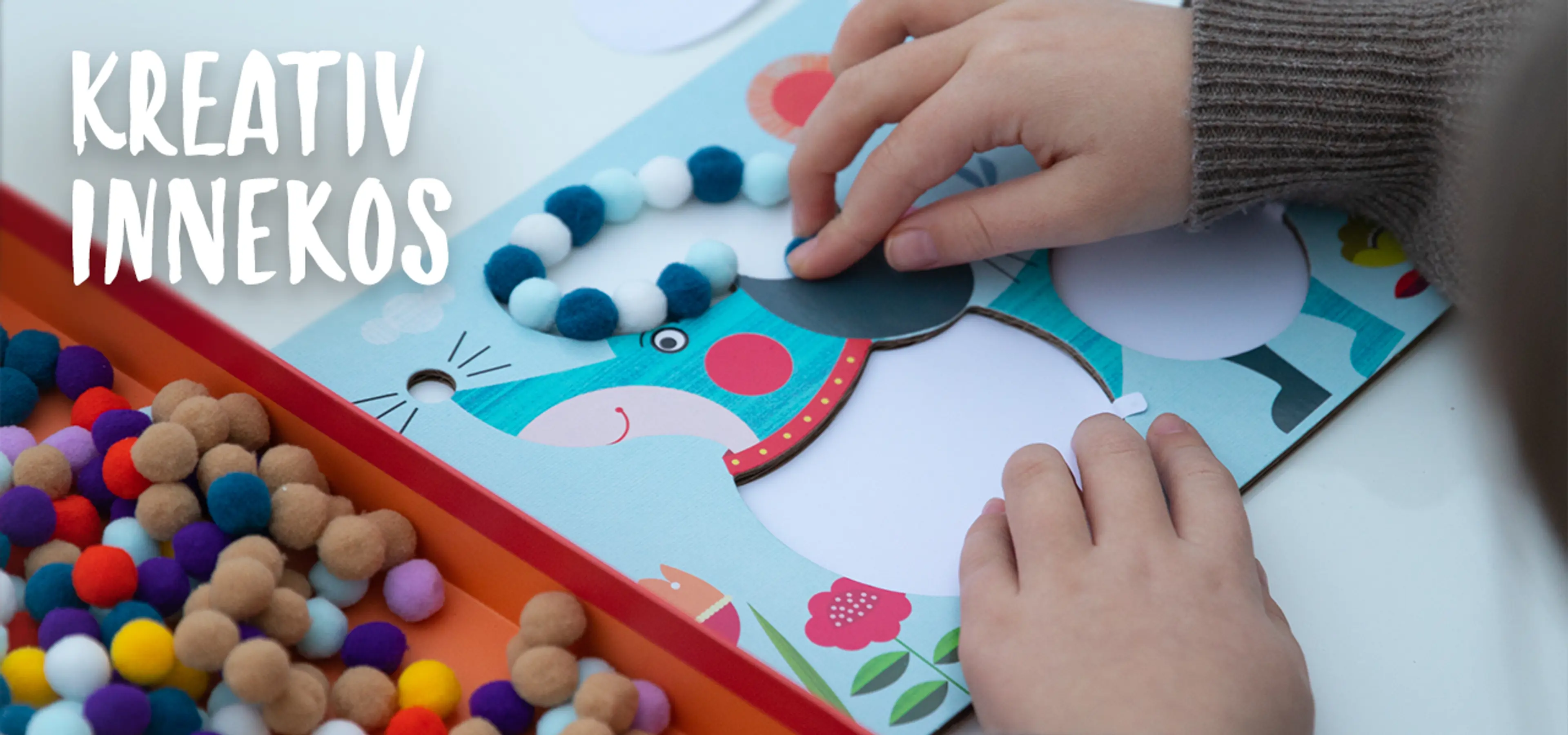 Fotografi av barn som leker med pynt tiaraer hobbysett.