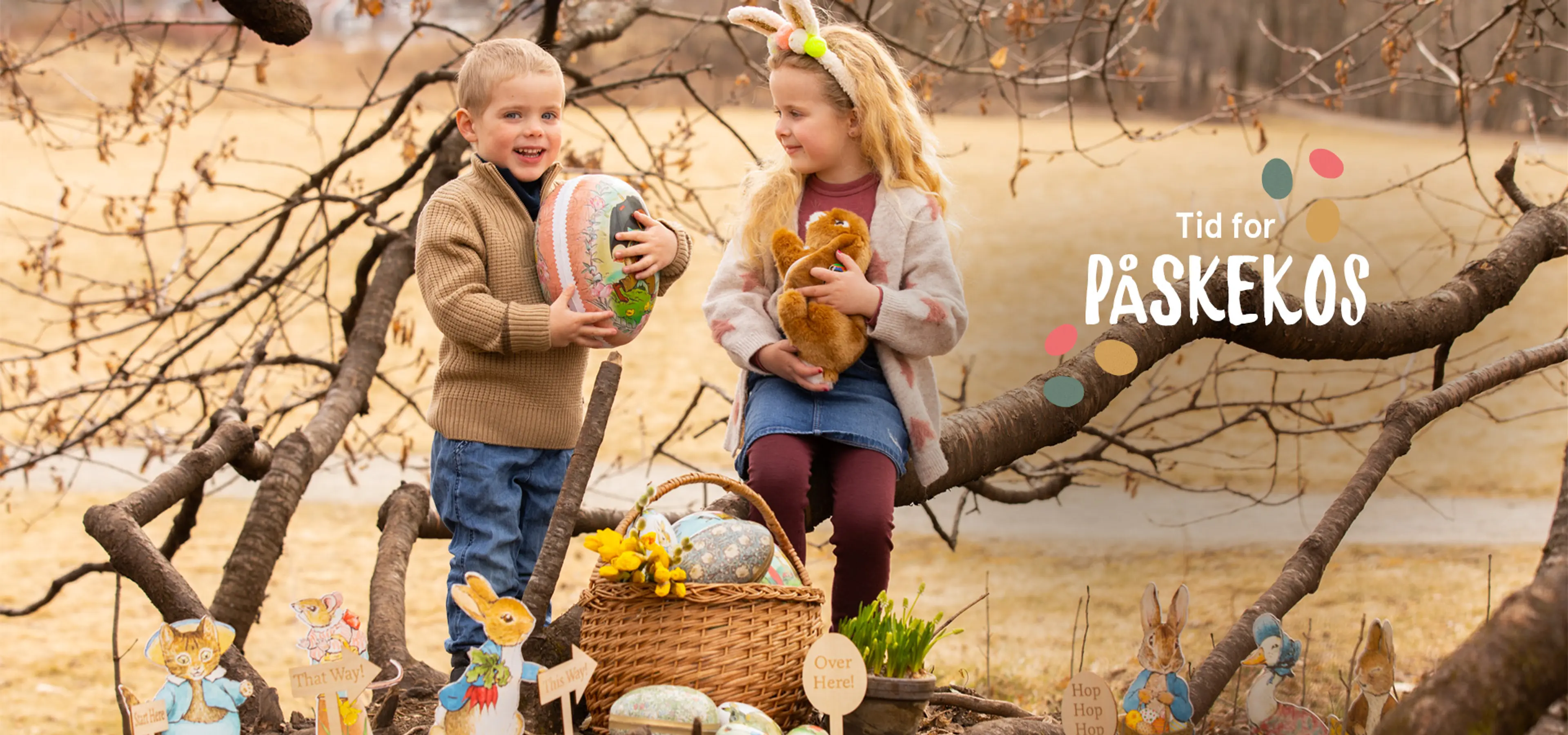 Tid for karneval - men utkledning er gøy hele året! Rollelek gir god sosial trening. Fotografi av barn utkledd i kostyme.