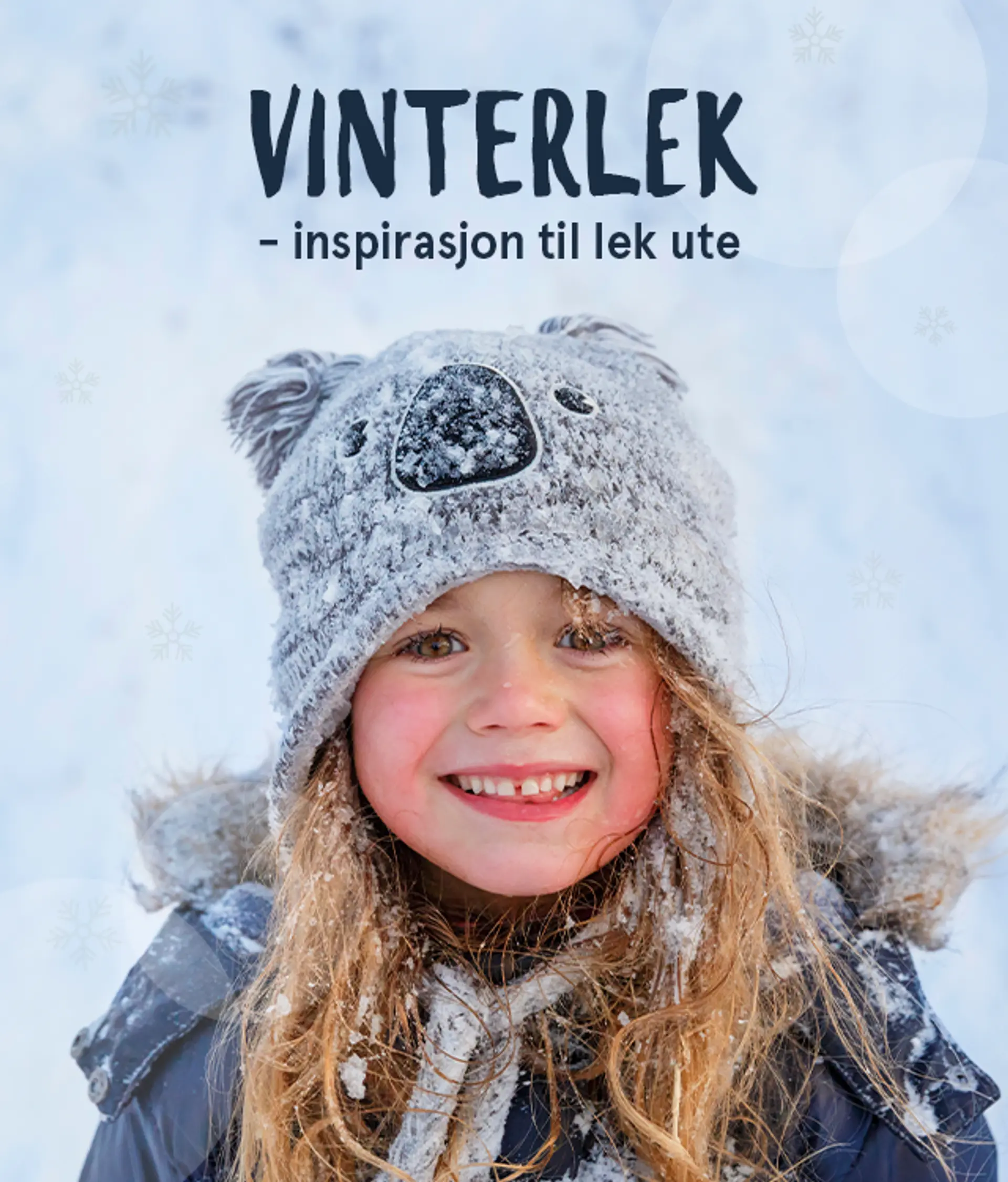 Vinterlek - akebrett, kjelker, uteleker, utstyr & tips til aktiviteter. Fotografi av smilende jente i snøen.