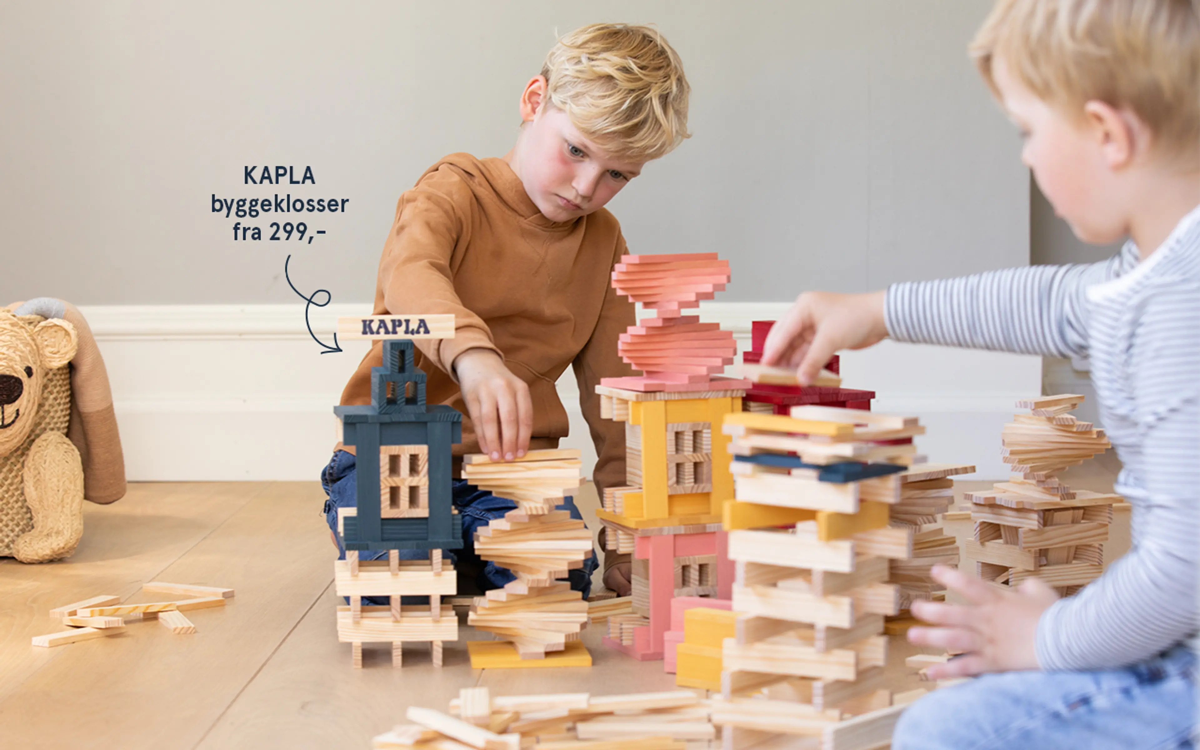 Fotografi av to barn som leker med KAPLA byggeklosser - favoritt!