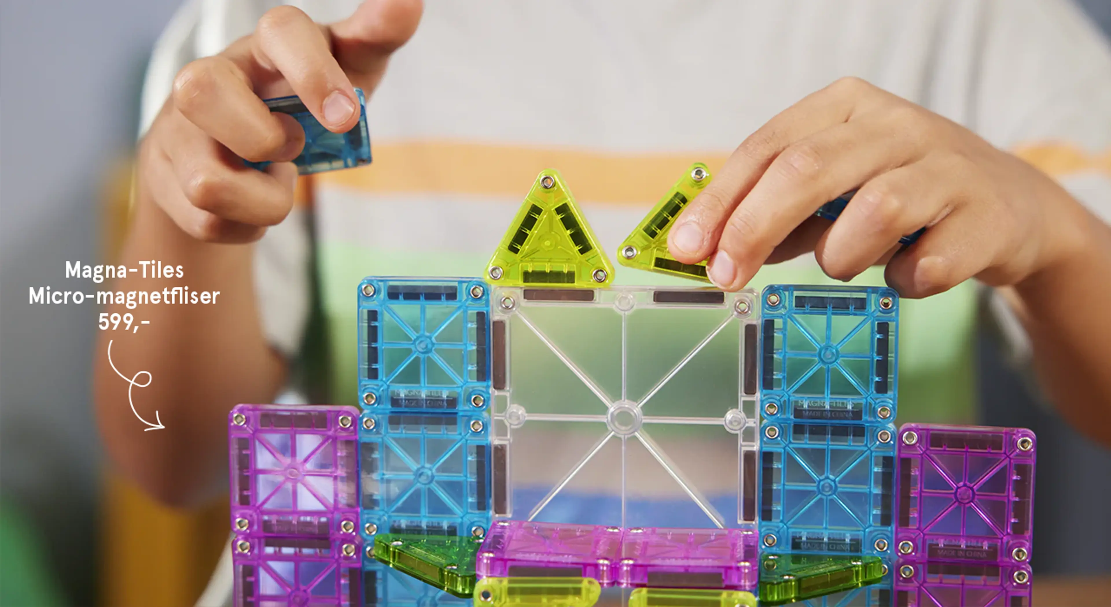 Fotografi av barn som leker med Magna-Tiles mikro magnetfliser, 26 deler - favoritt!