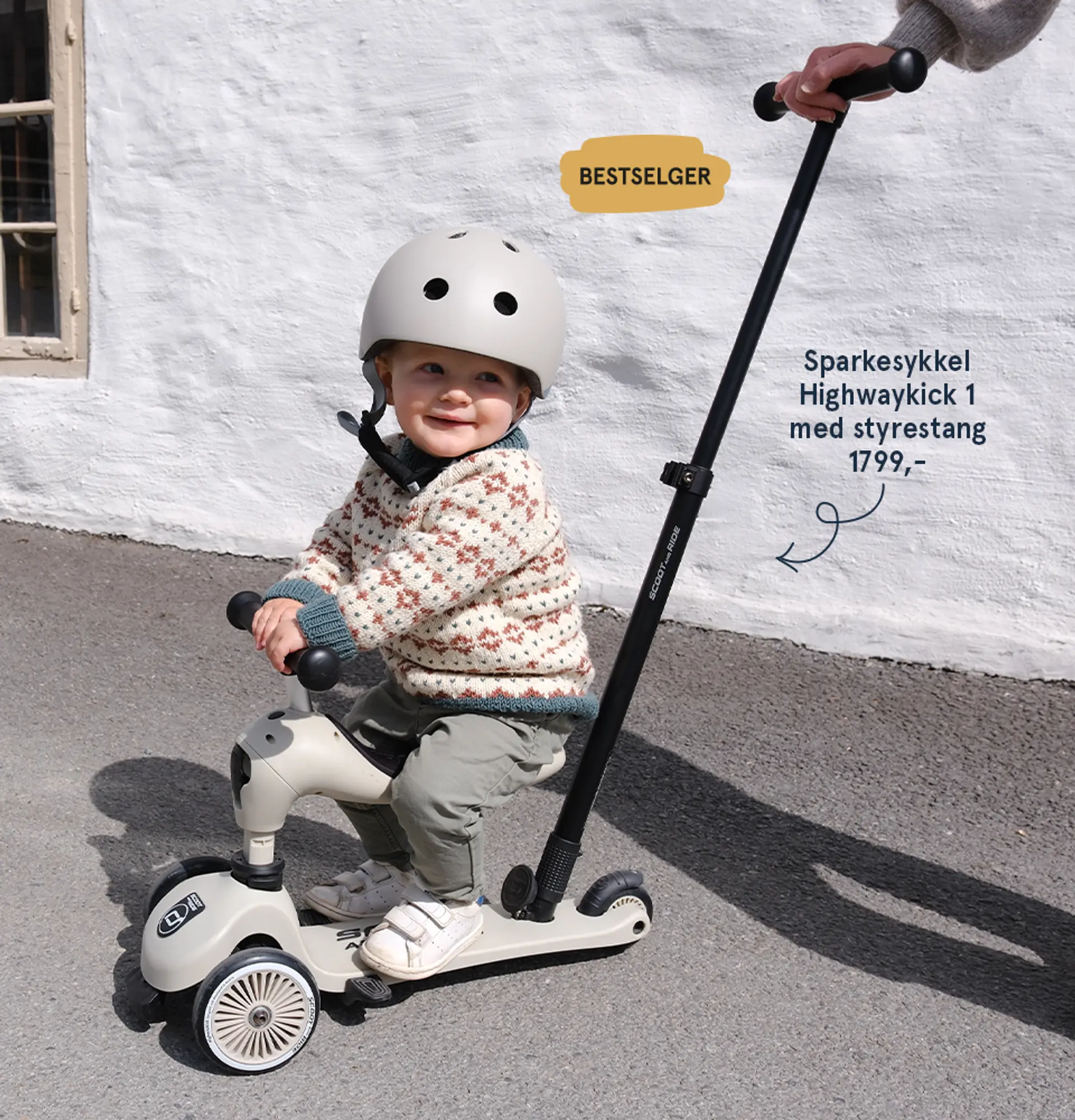 Gavetips rfa 12 mnd: Sparkesykkel Highwaykick 1 med styrestang - bestselger! Fotografi av barn sittende på løpesykkelen.